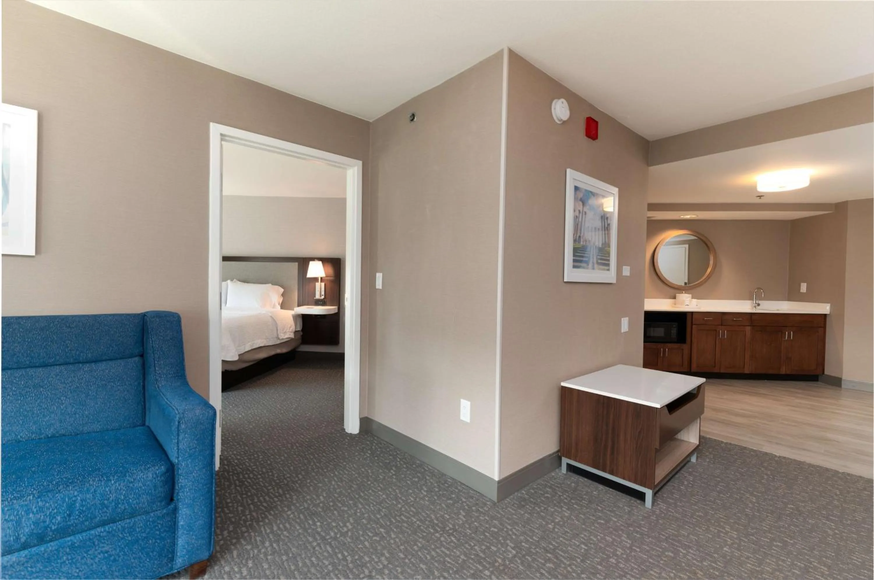 Photo of the whole room, Bed in Hampton Inn & Suites Arlington Crystal City DCA