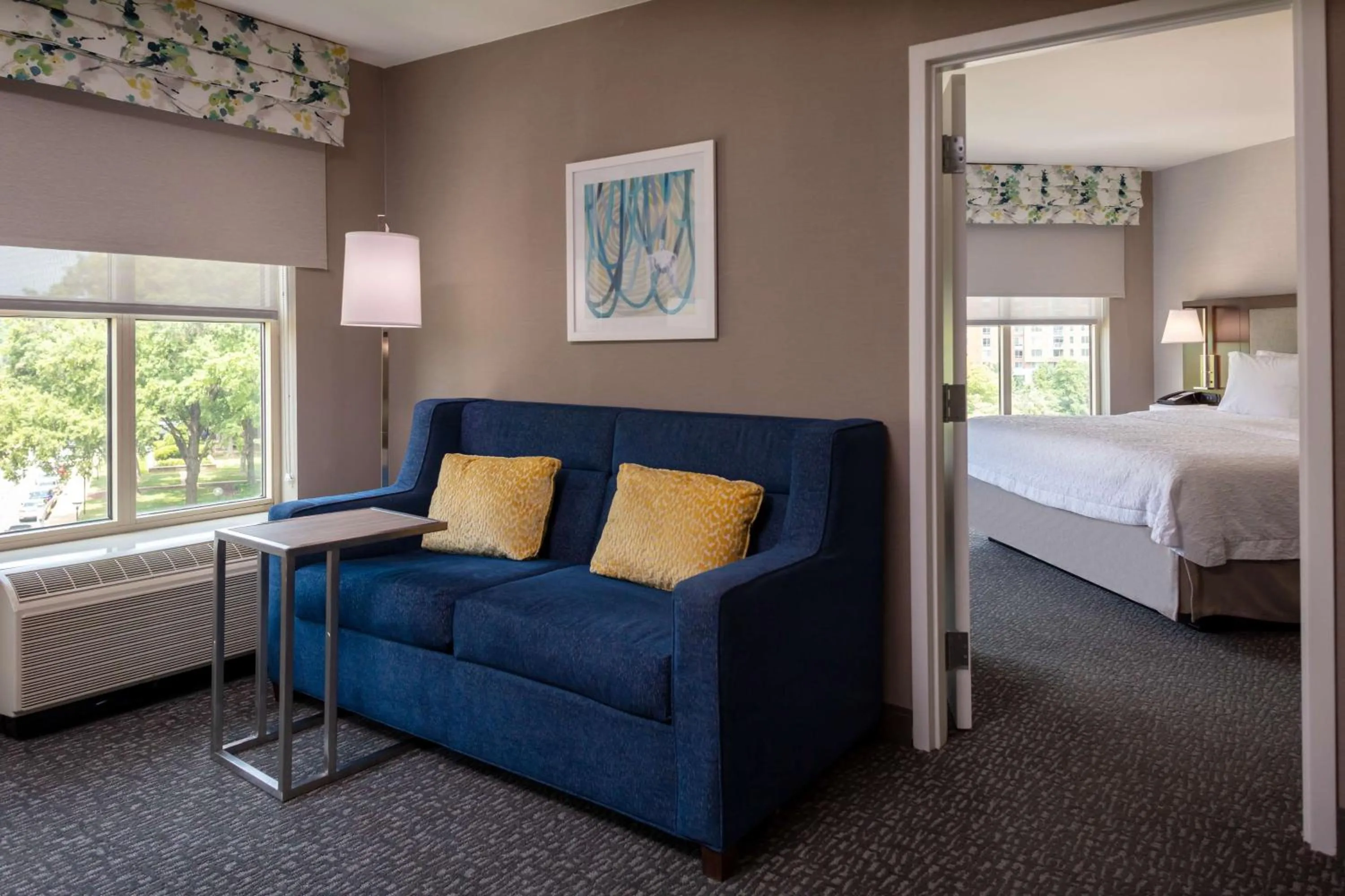 Living room, Bed in Hampton Inn & Suites Arlington Crystal City DCA