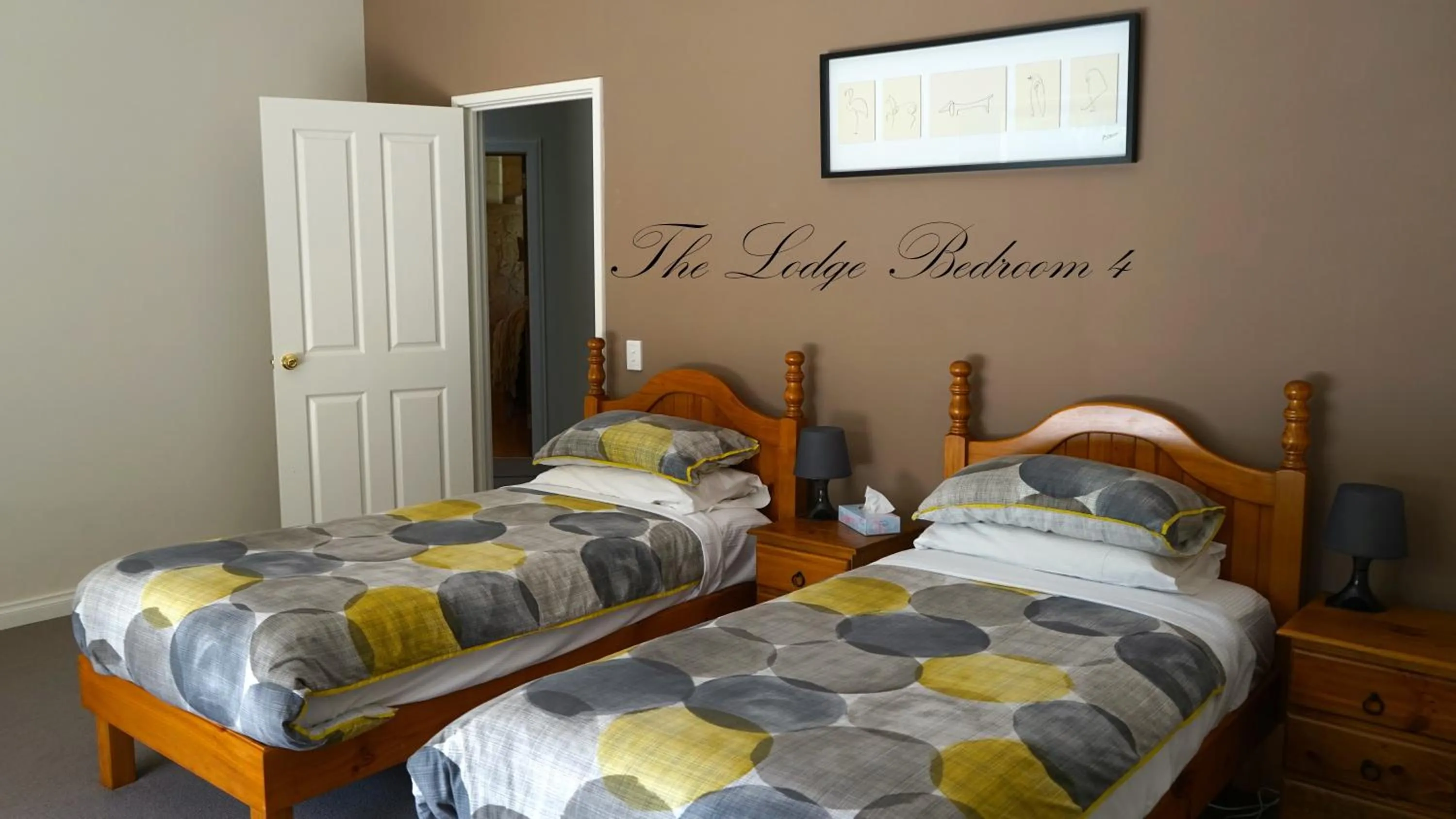 Bed in Harmony Forest Cottages & Lake side Lodge