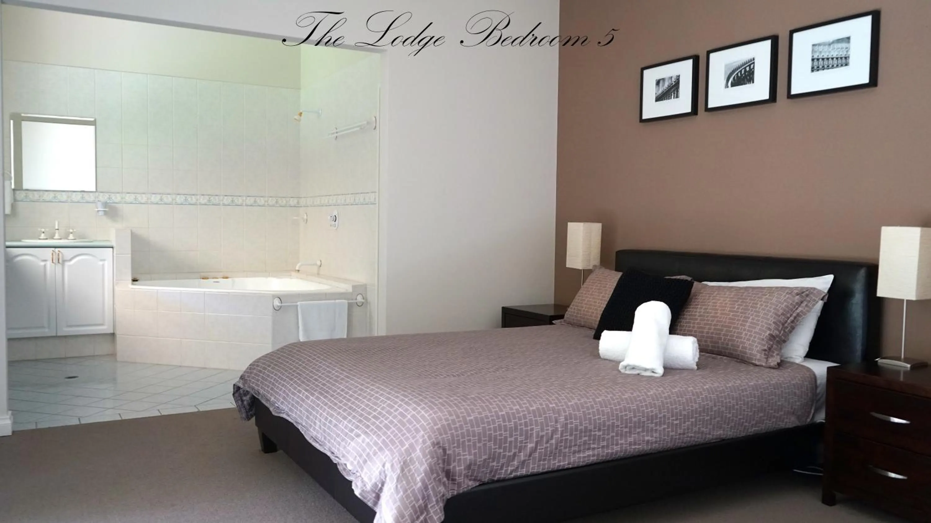 Bed in Harmony Forest Cottages & Lake side Lodge