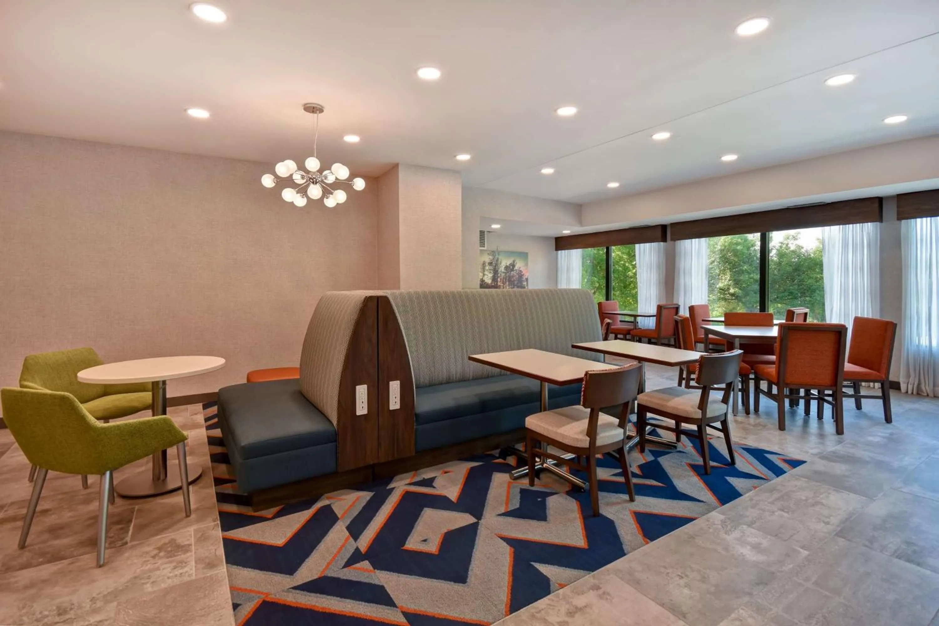 Dining area in Hampton Inn Potomac Mills Woodbridge