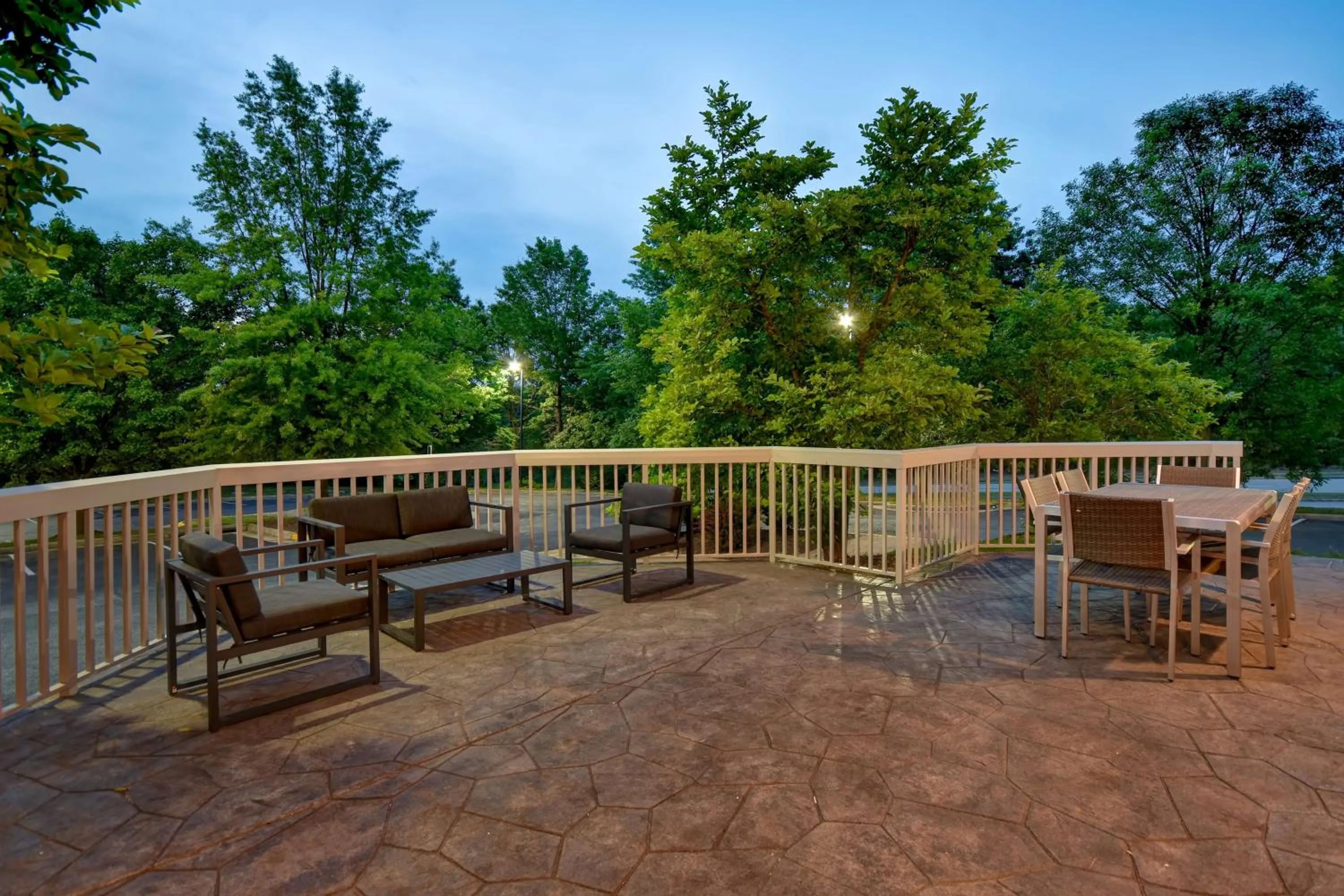 Patio in Hampton Inn Potomac Mills Woodbridge