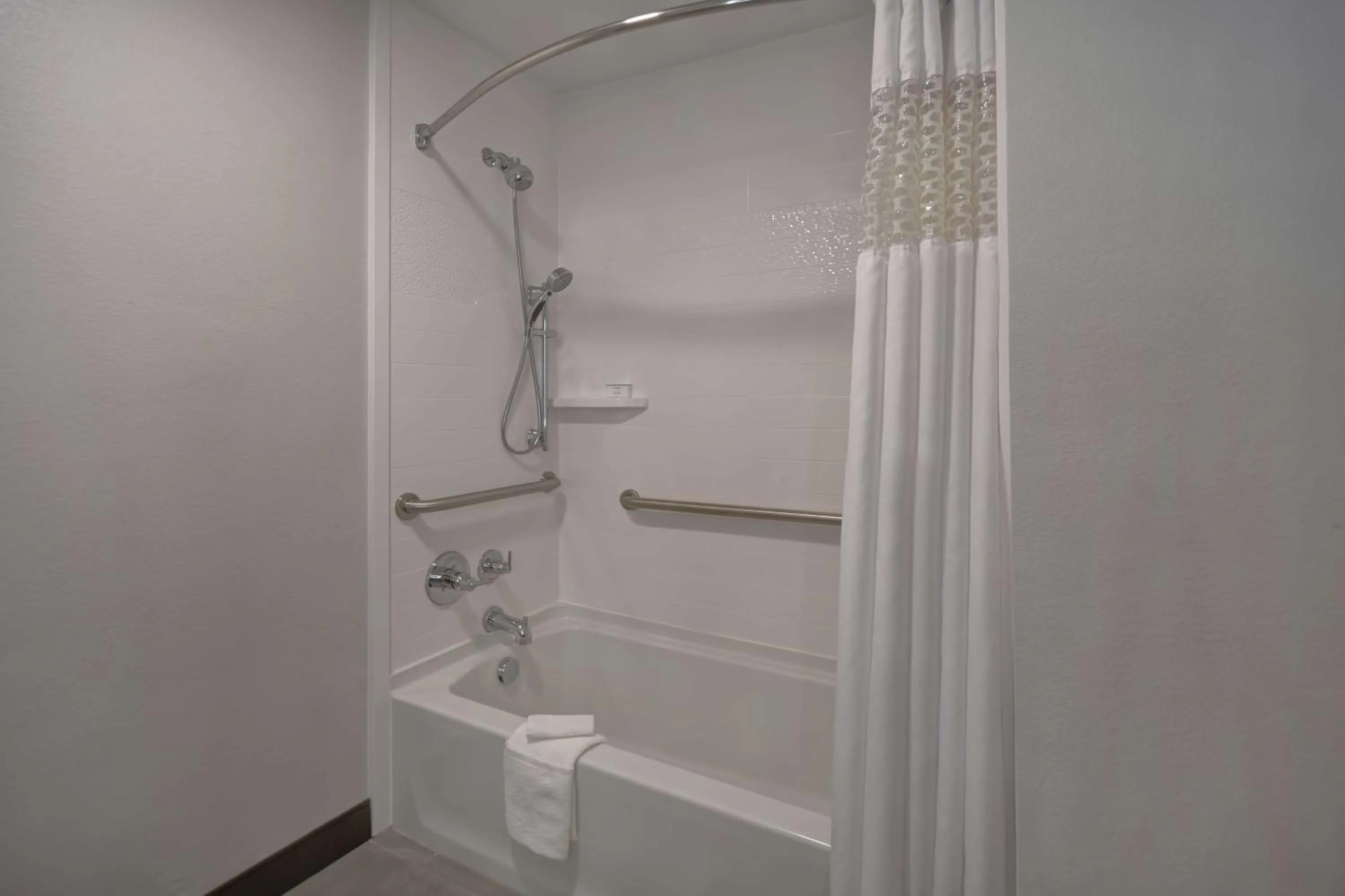 Bathroom in Hampton Inn Potomac Mills Woodbridge