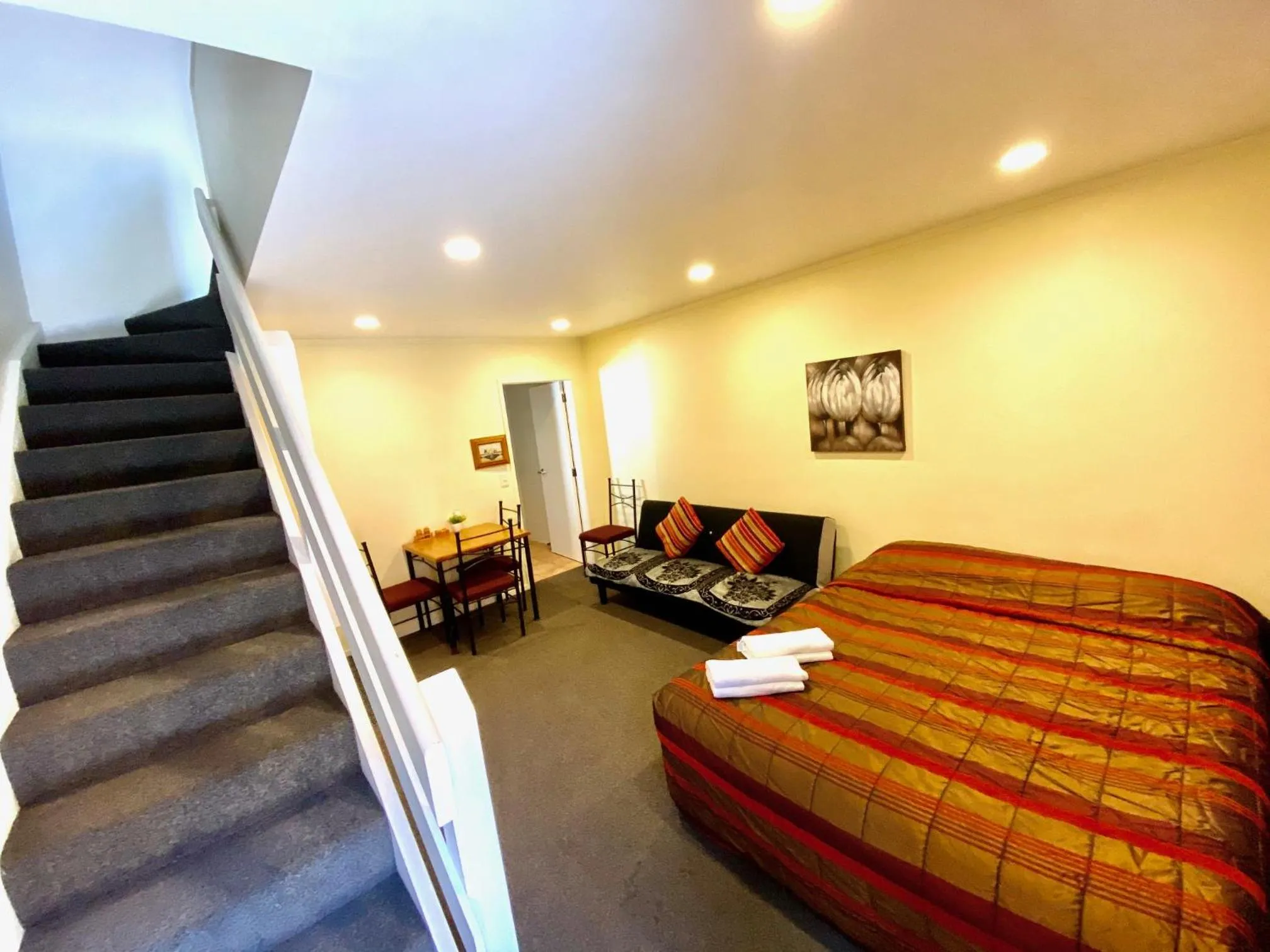 Photo of the whole room, Bed in Baden Lodge Motel - PRIVATE SPA Bath