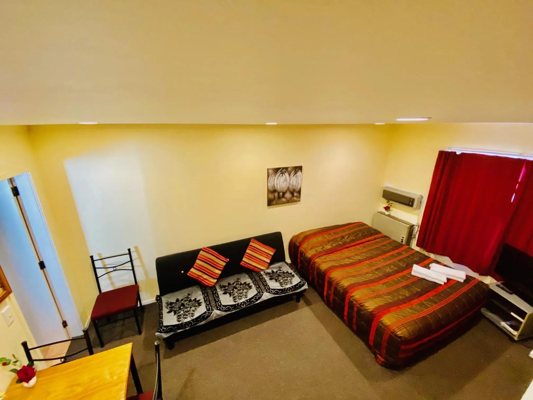 Photo of the whole room, Bed in Baden Lodge Motel - PRIVATE SPA Bath