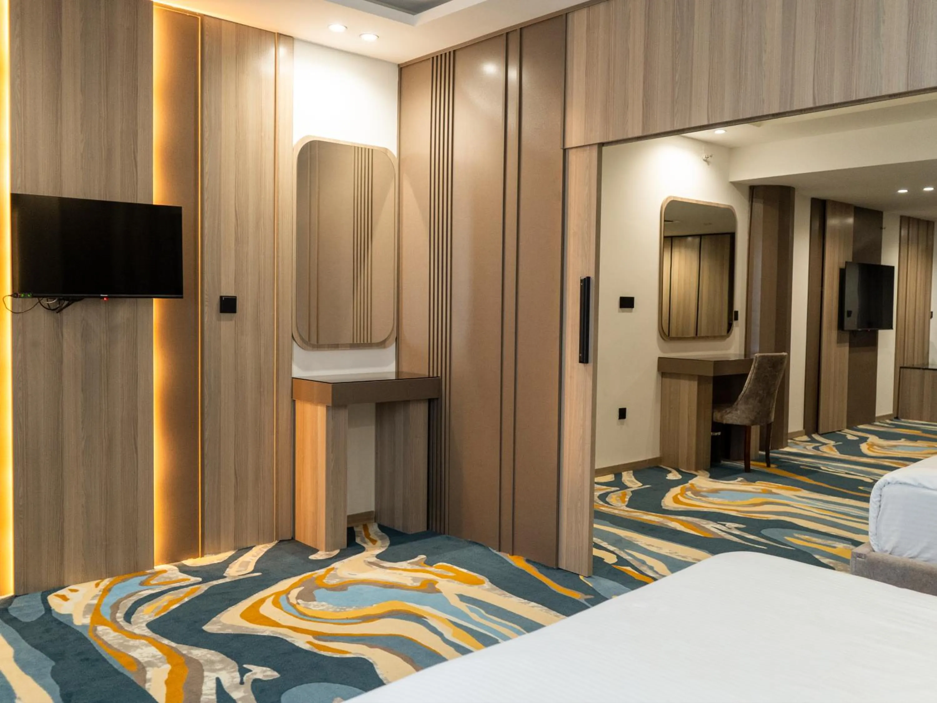 Bedroom, Bed in Van Royal Hotel