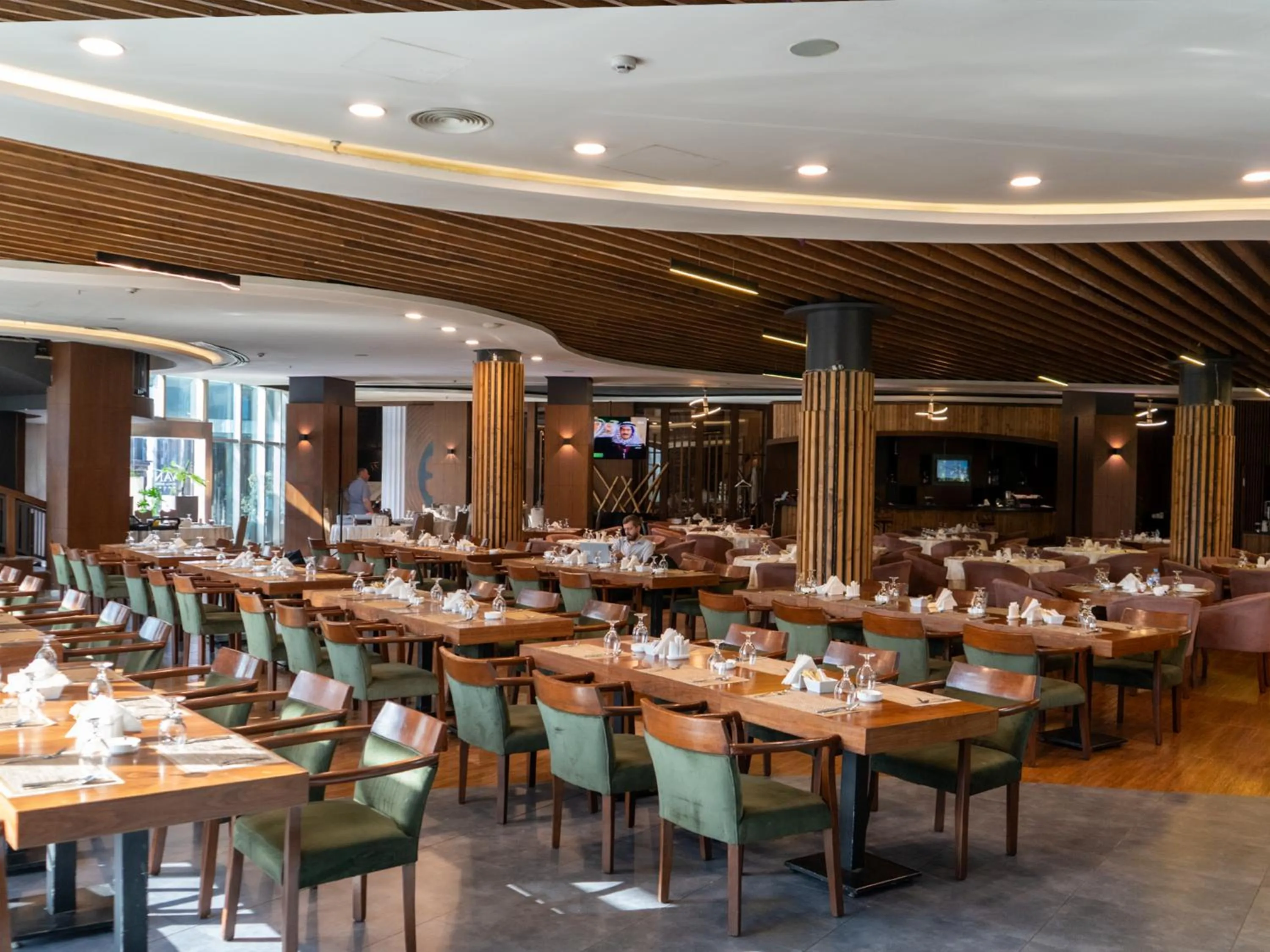 Restaurant/places to eat in Van Royal Hotel