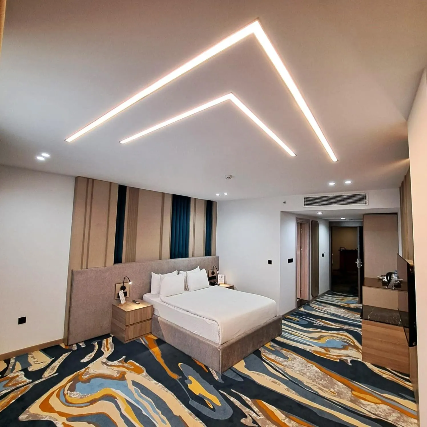 Bed in Van Royal Hotel