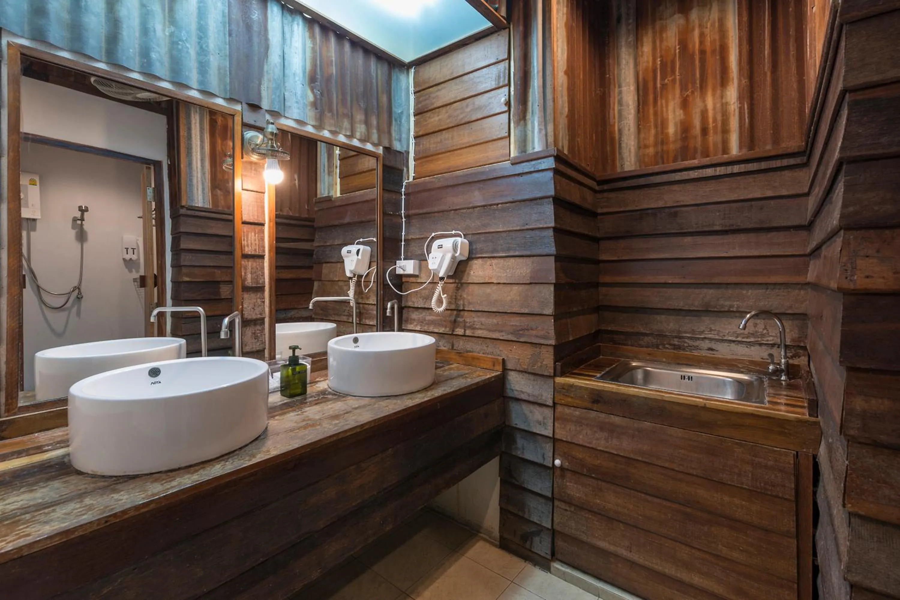 Toilet in Suneta Hostel Khaosan