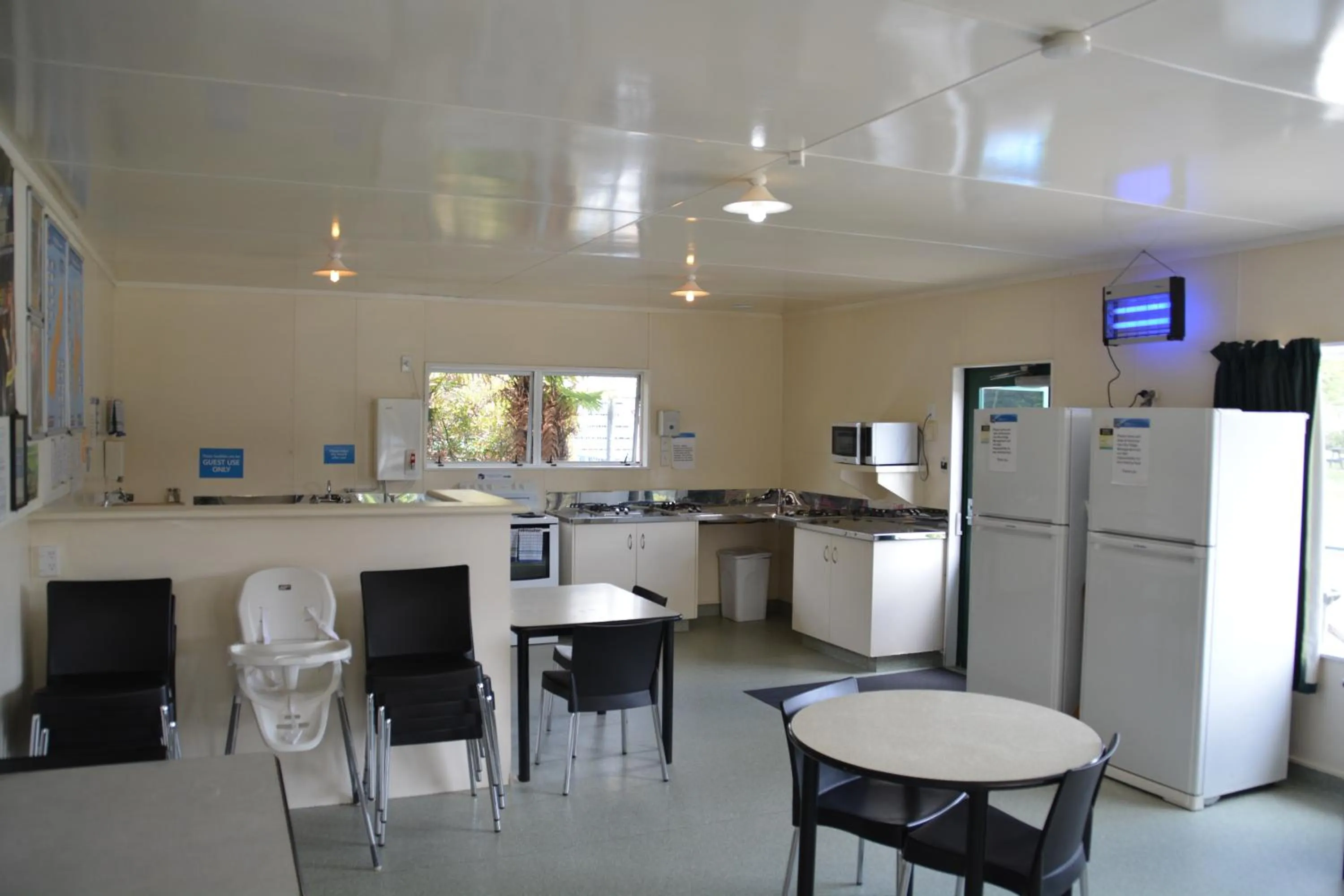 Communal kitchen in Waitomo TOP 10 Holiday Park