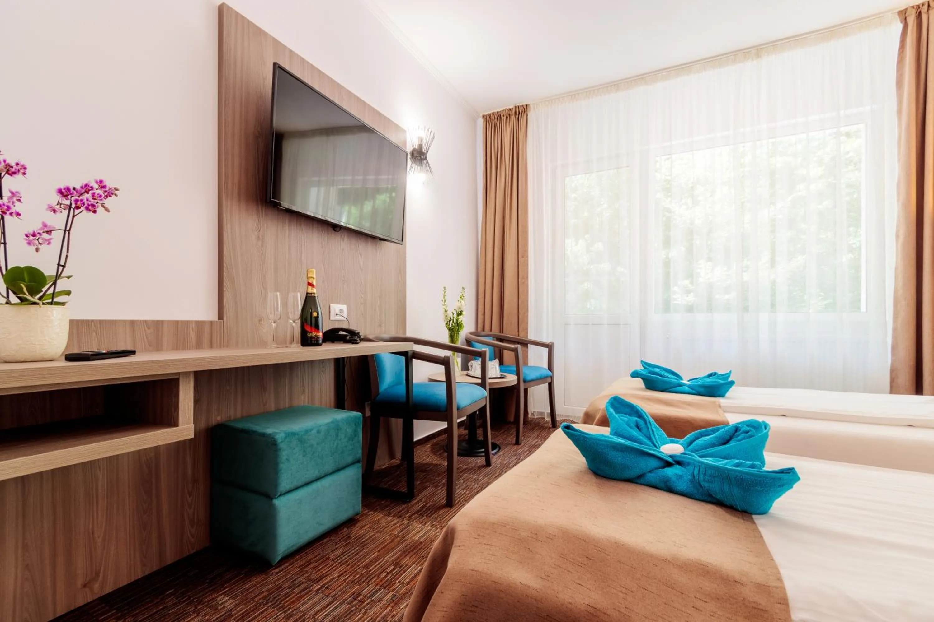 Bedroom, Bed in Hotel Orizont Cozia