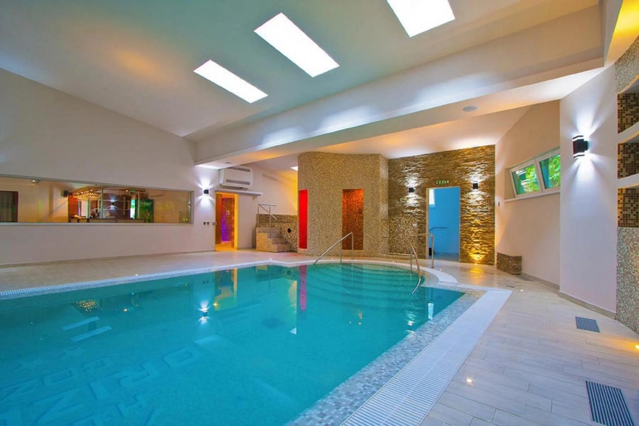 Swimming pool in Hotel Orizont Cozia