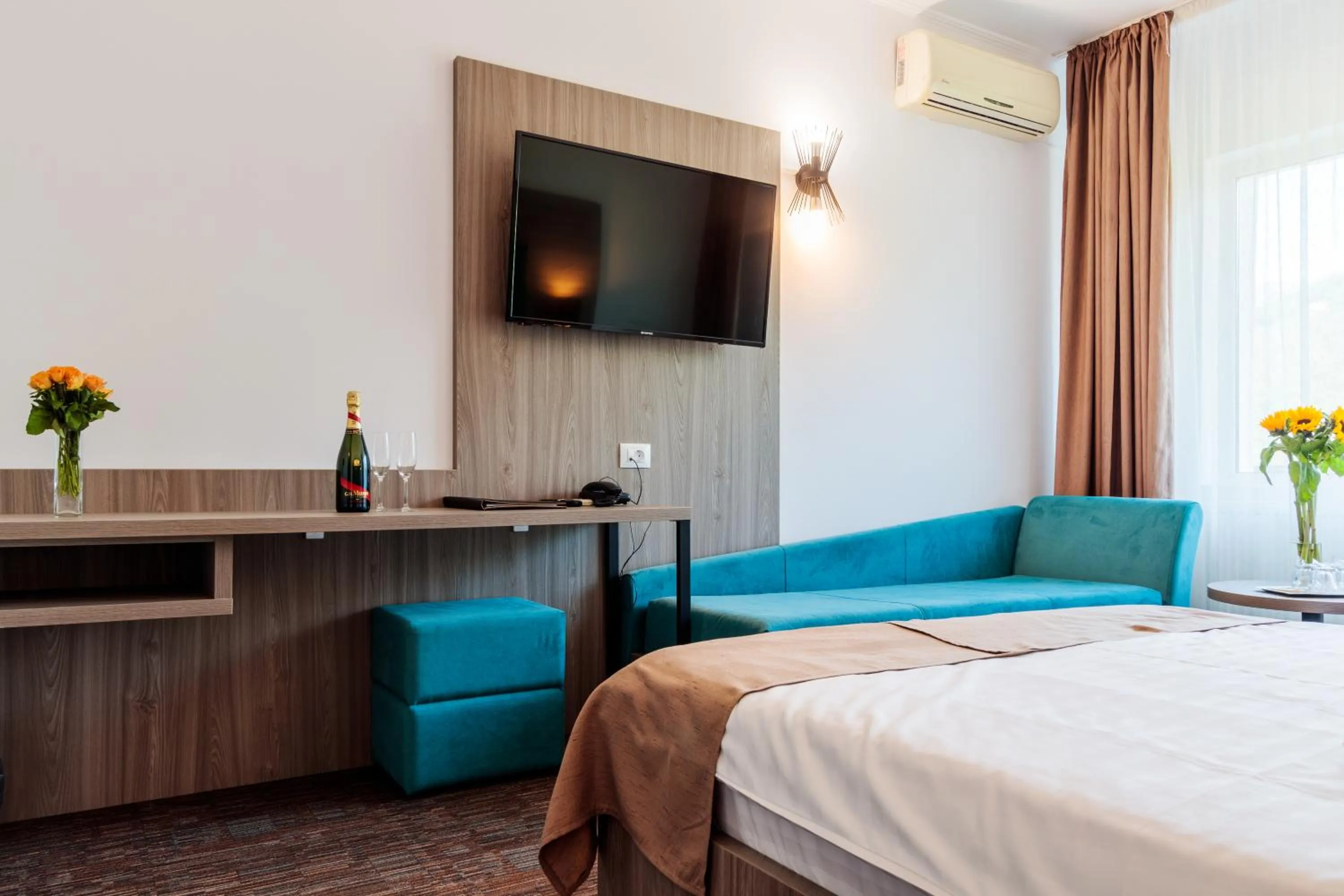 Bedroom, Bed in Hotel Orizont Cozia