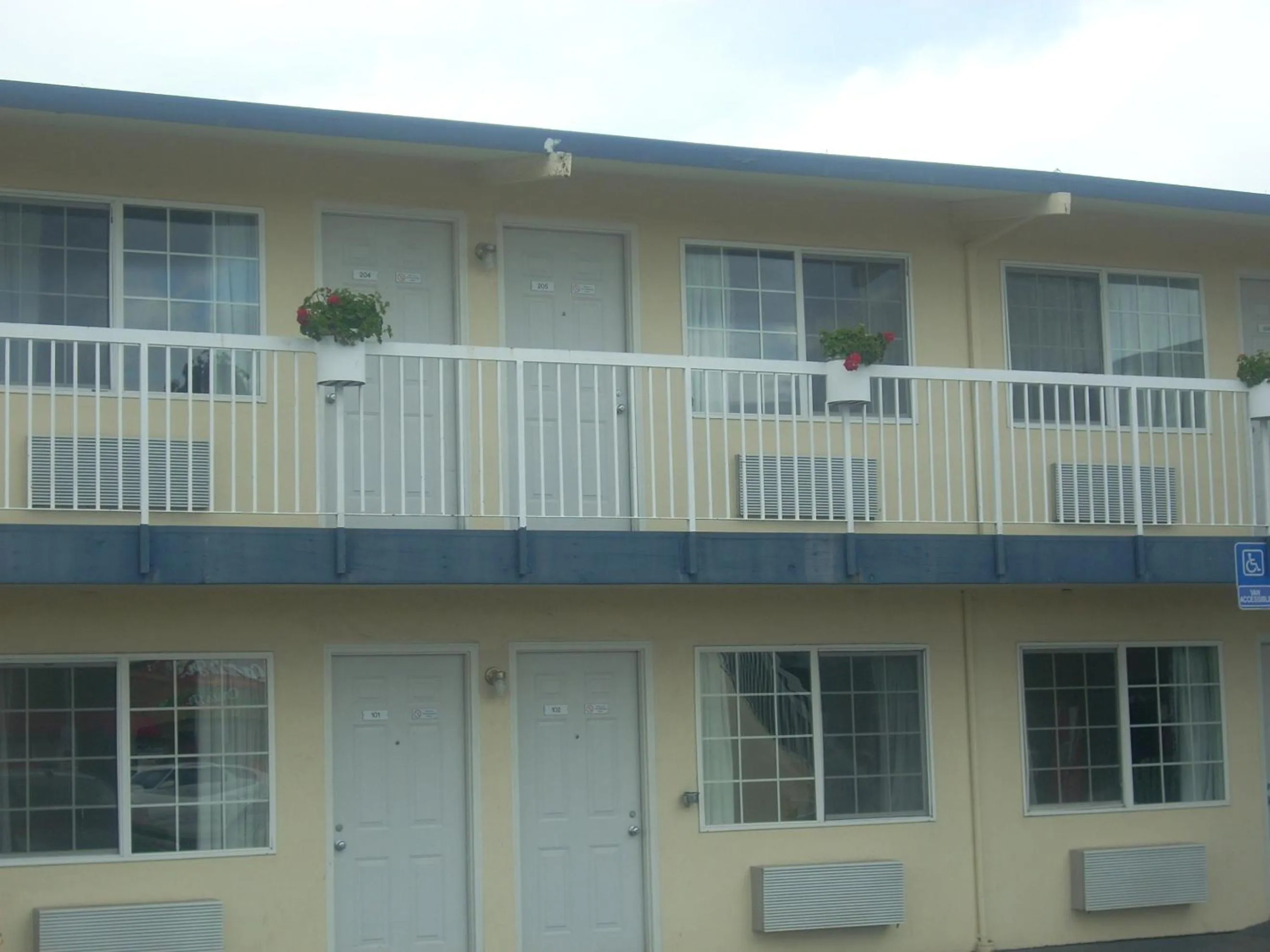 Property building in Economy Inn Seaside