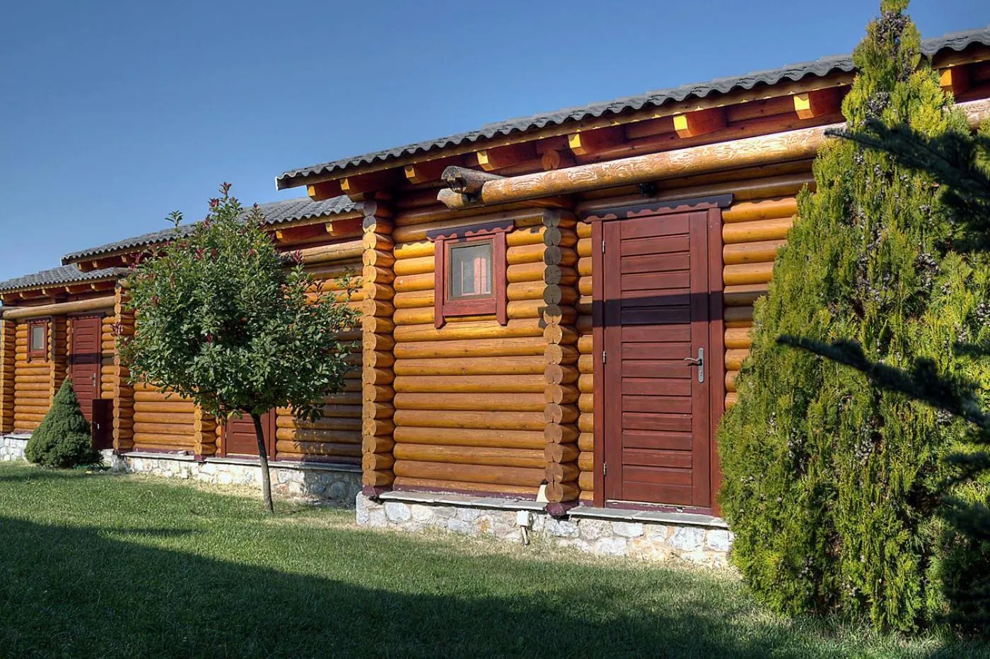 Facade/entrance in To Xilino Chorio