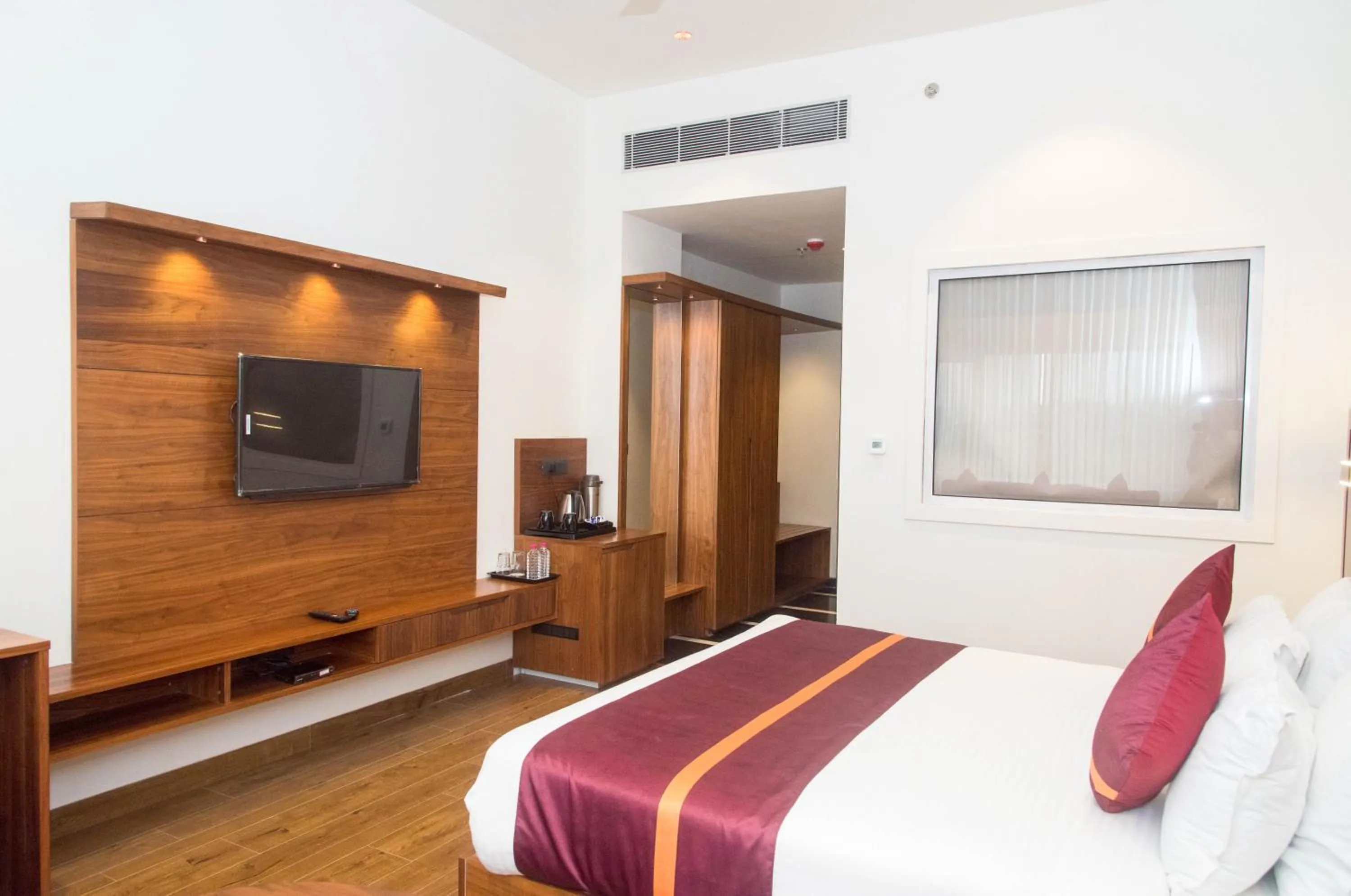 Bed in Raghu Mahal Hotel