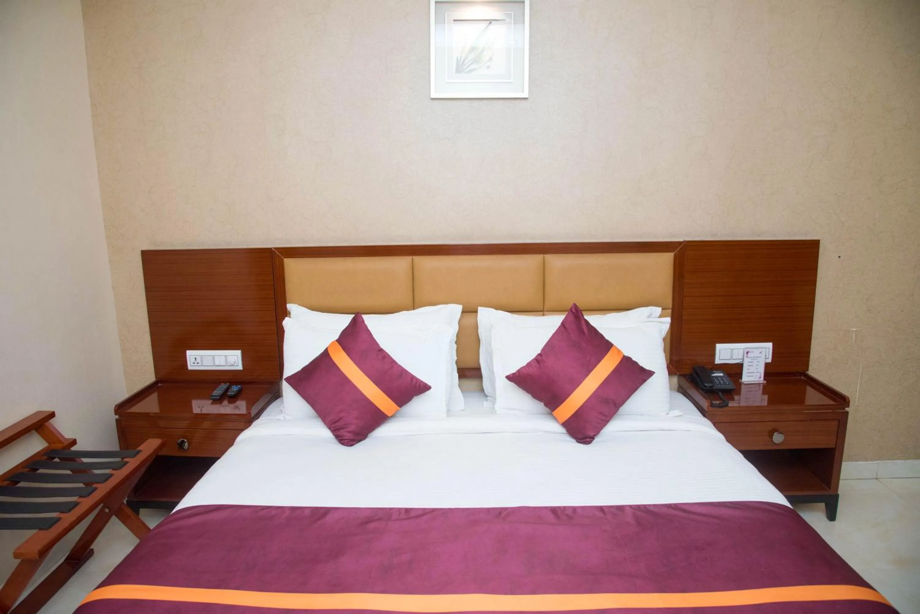 Bed in Raghu Mahal Hotel