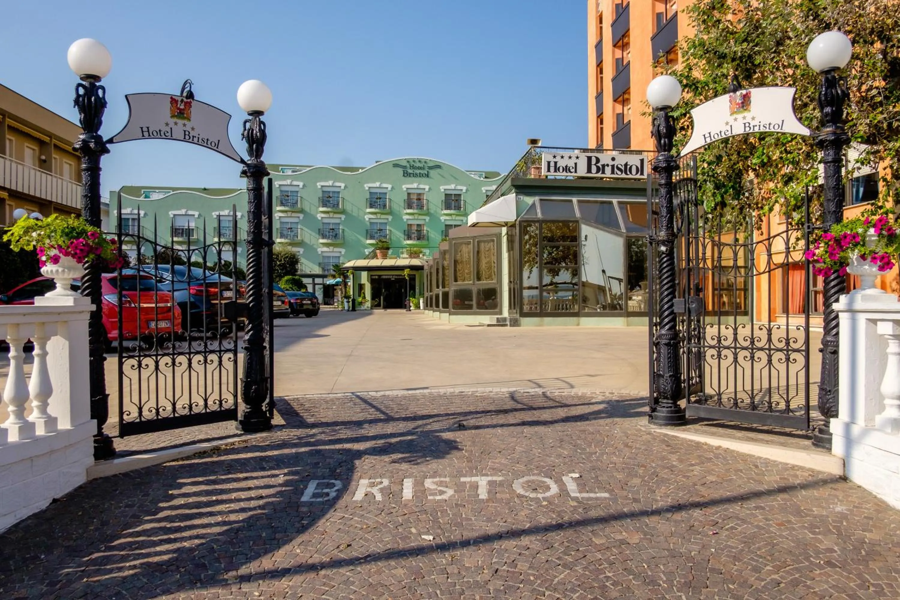 Property building in Hotel Bristol
