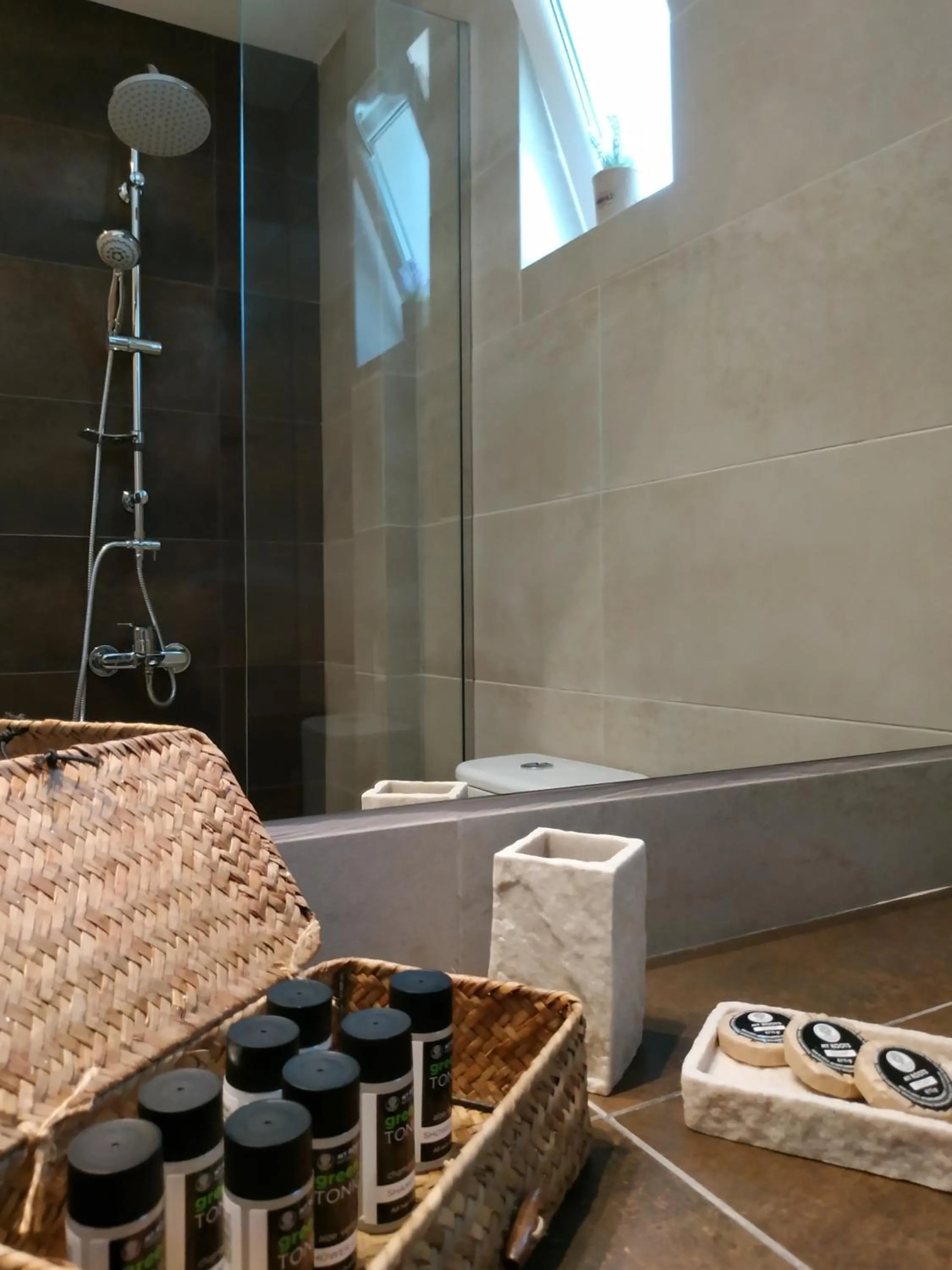 Bathroom in Lilly Apartments