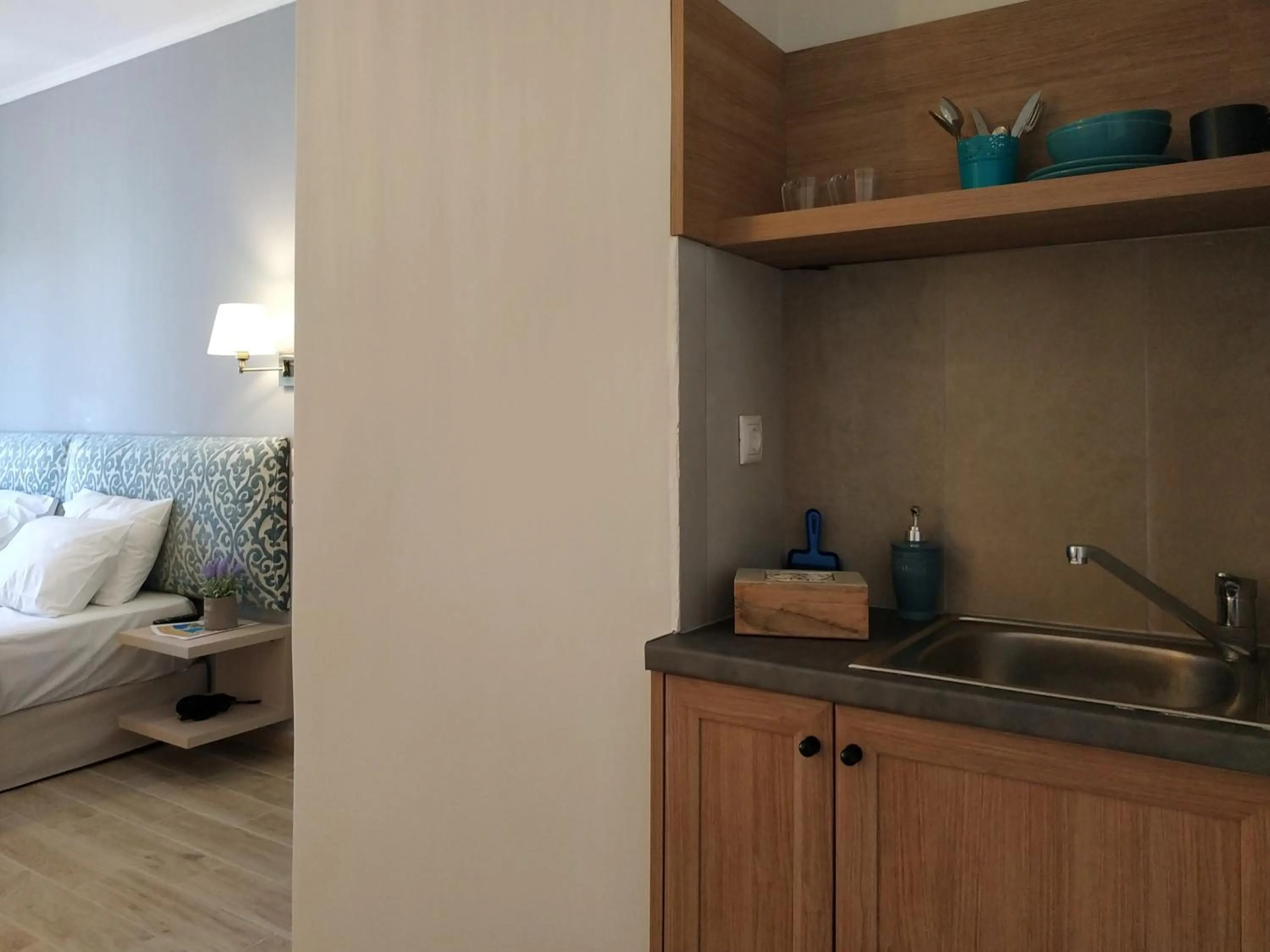 Kitchen or kitchenette, Bed in Lilly Apartments