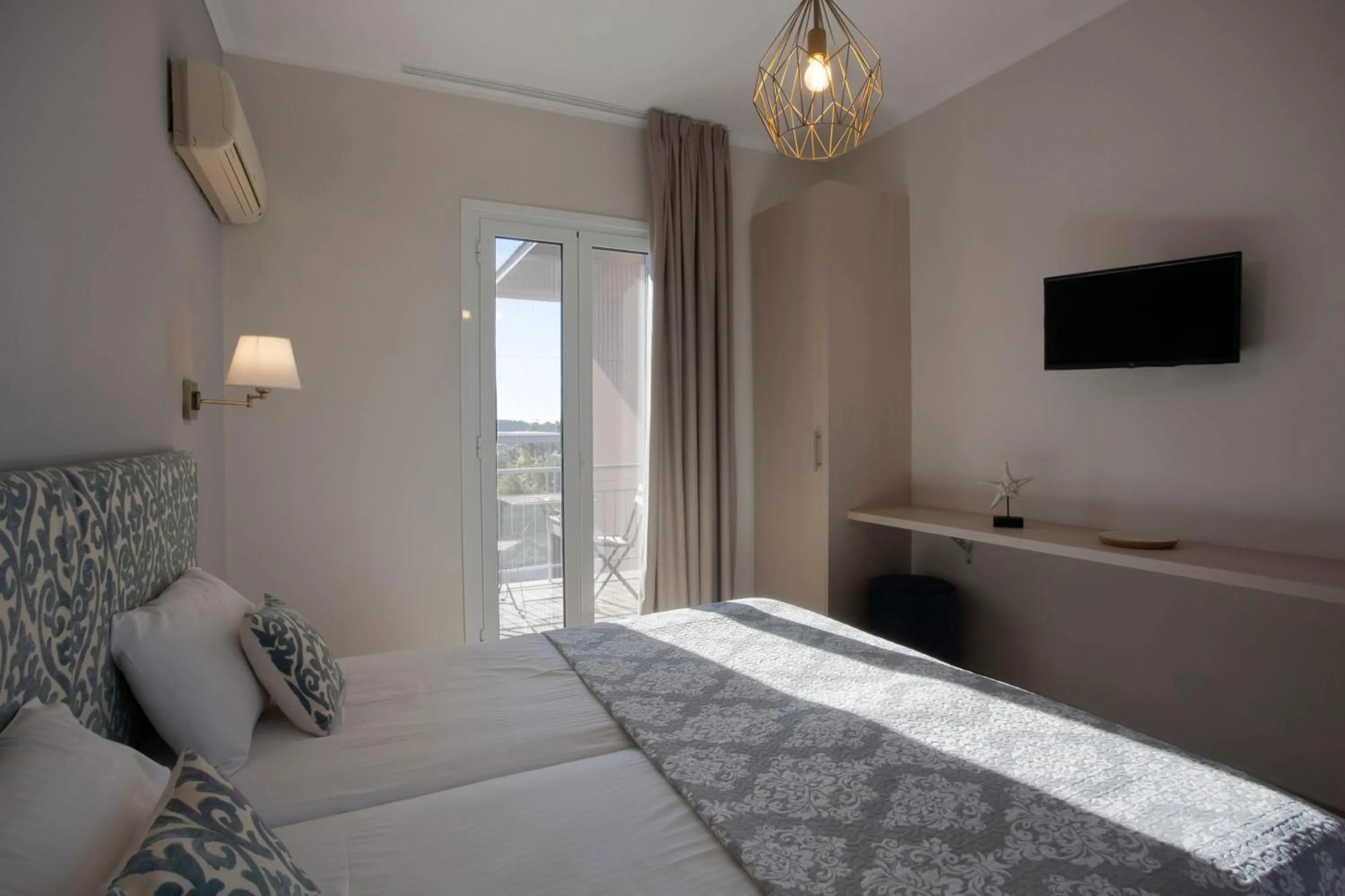 Bed in Lilly Apartments