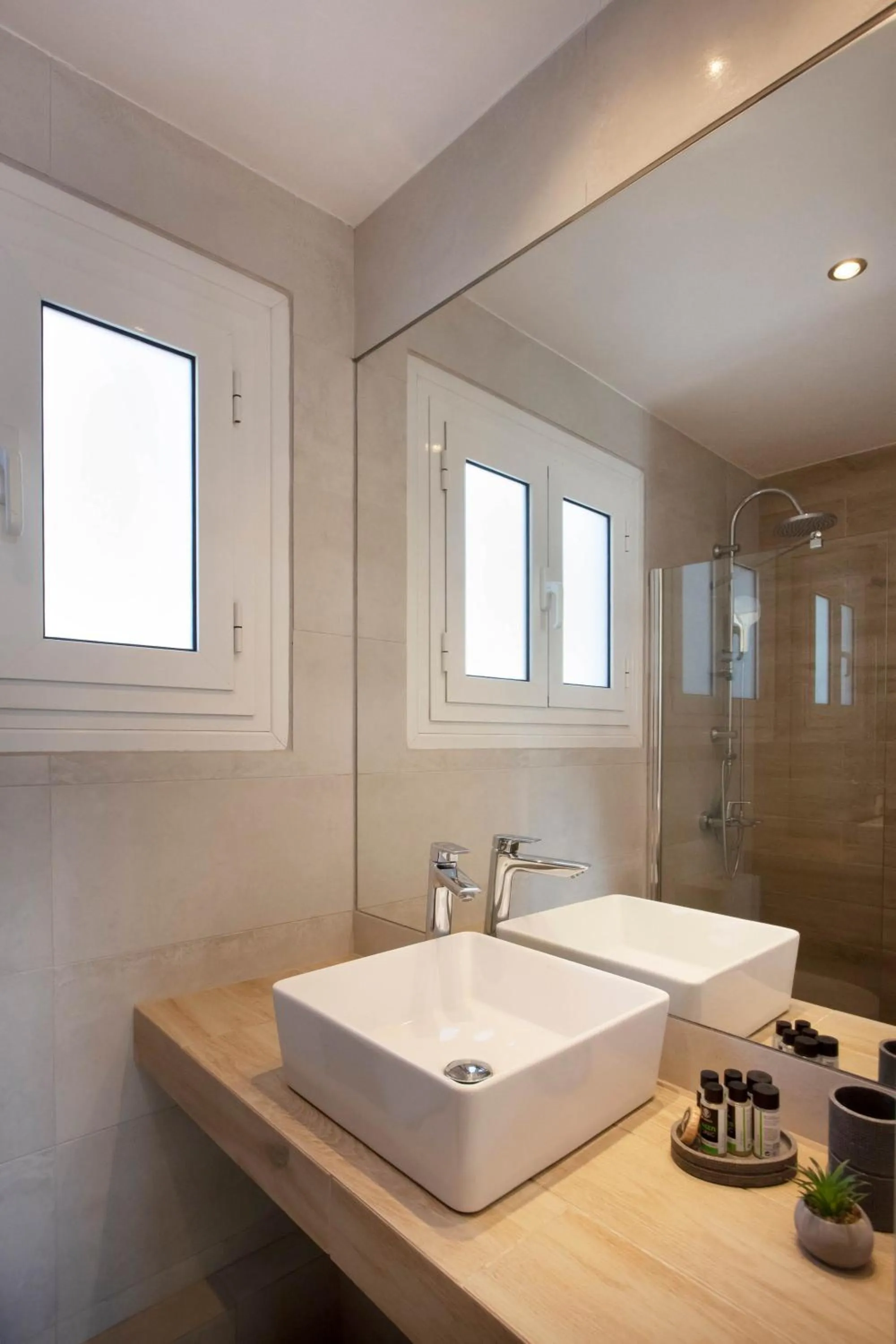 Shower in Lilly Apartments