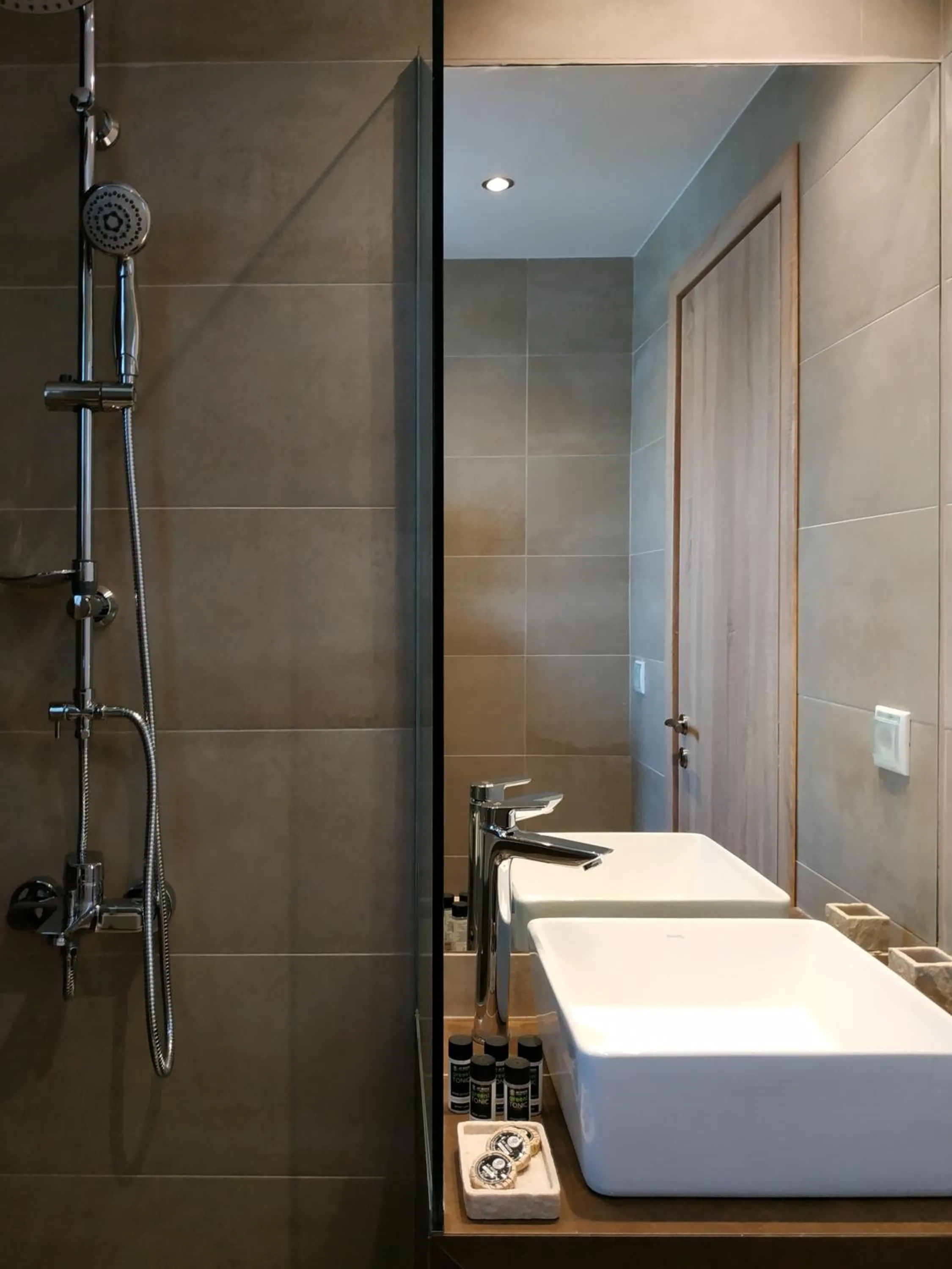 Bathroom in Lilly Apartments