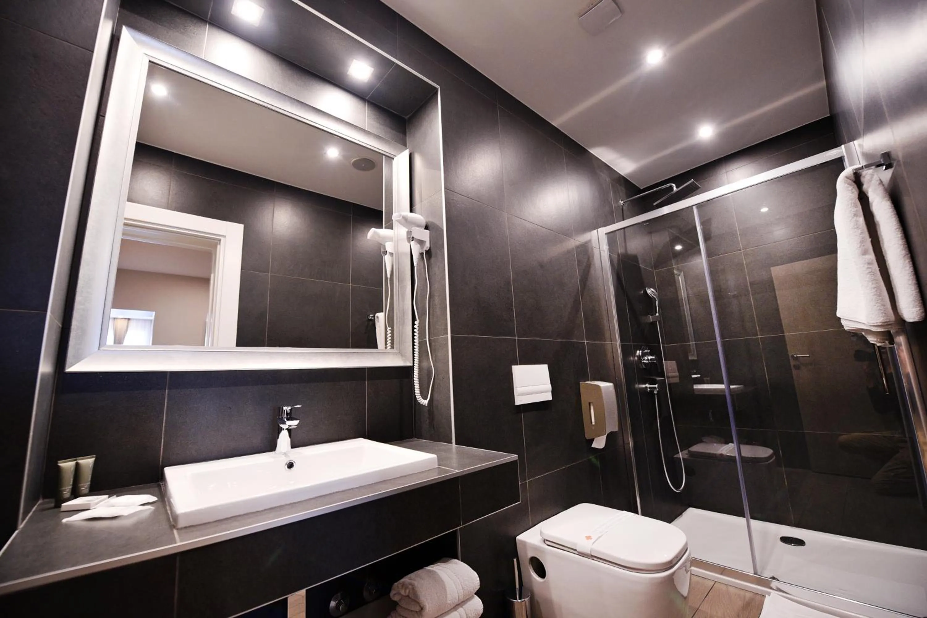 Shower in Hotel Ideja