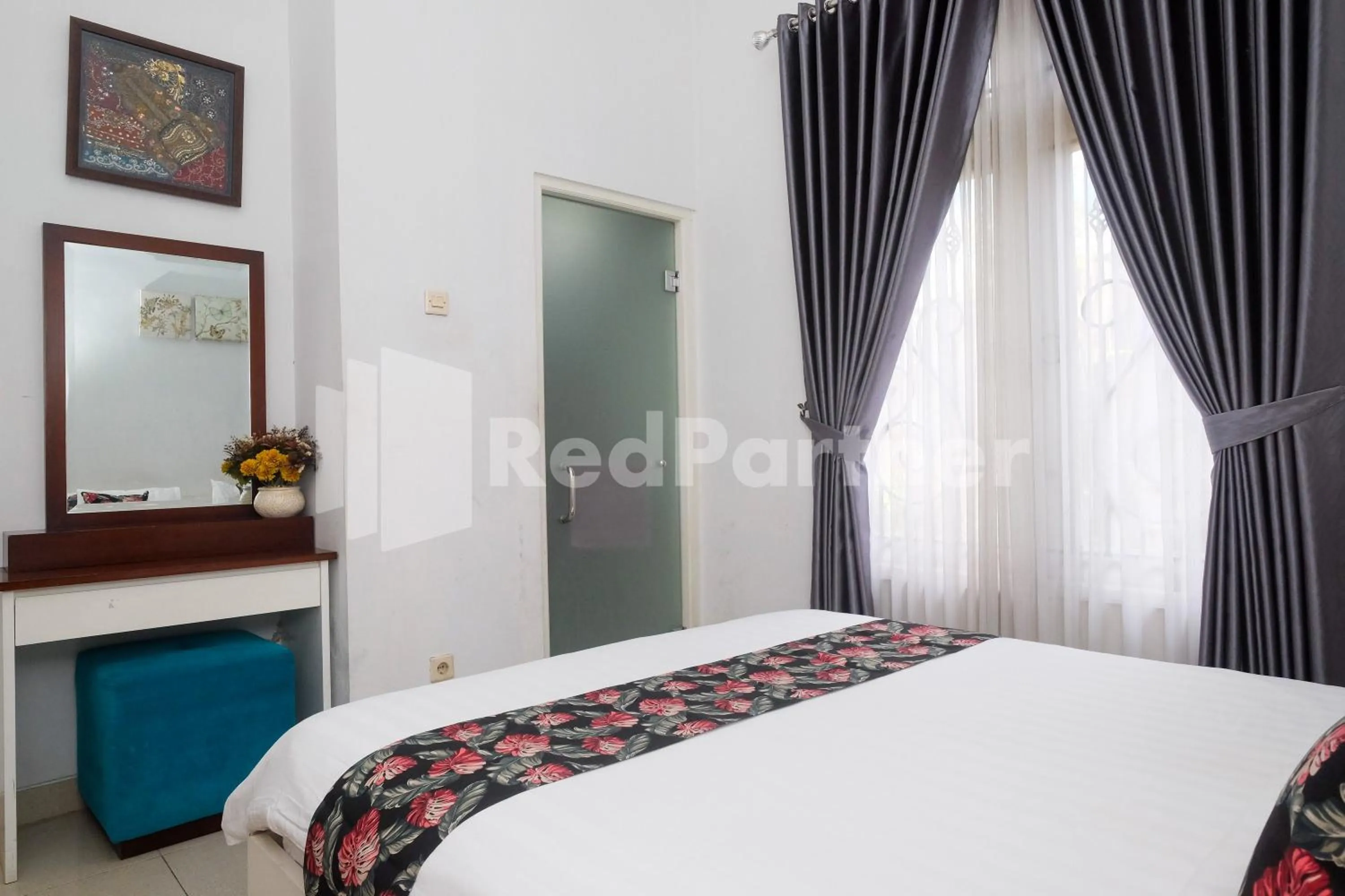 Bed in Just 11 Boutique Syariah Mitra RedDoorz near UGM Yogyakarta