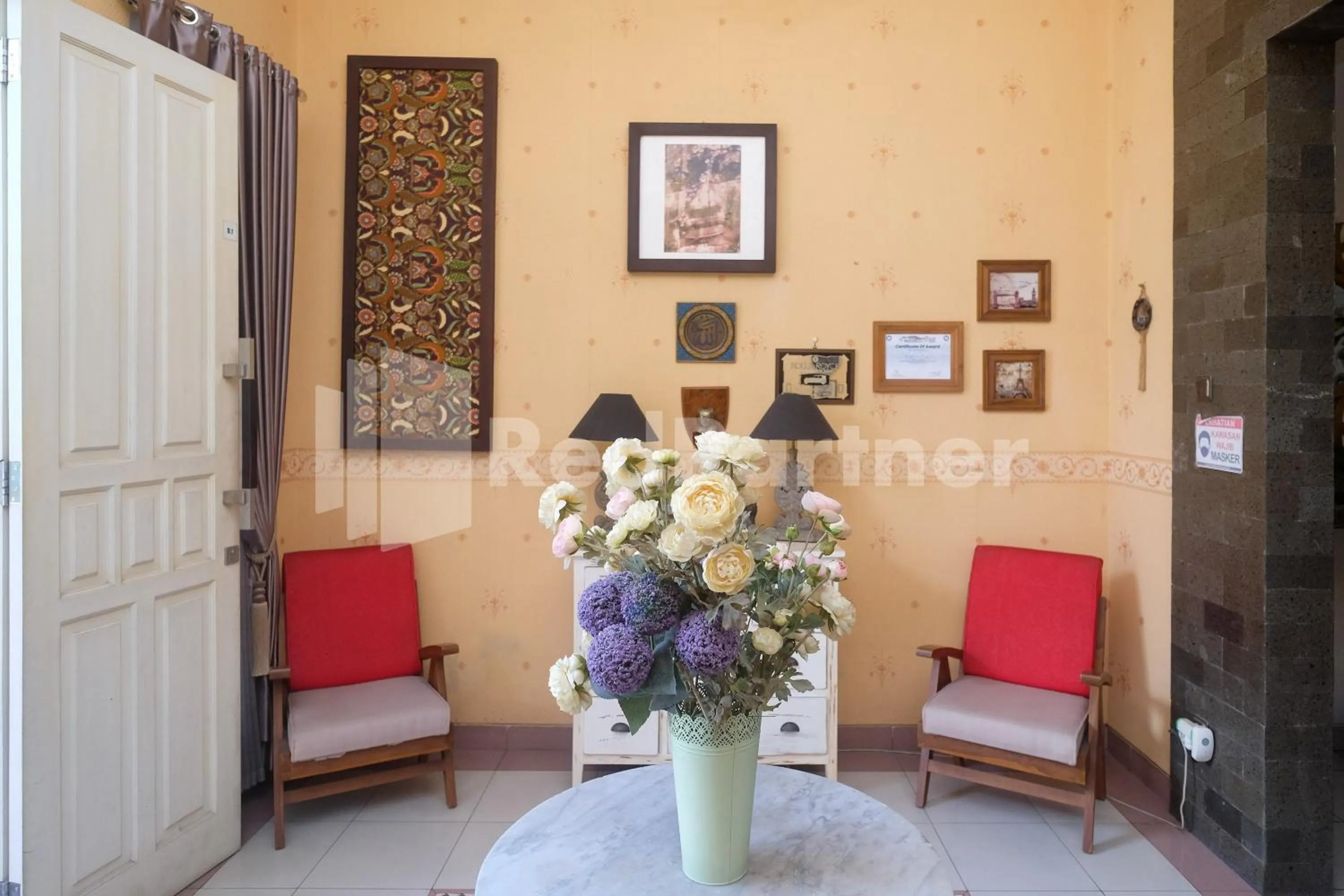 Living room in Just 11 Boutique Syariah Mitra RedDoorz near UGM Yogyakarta