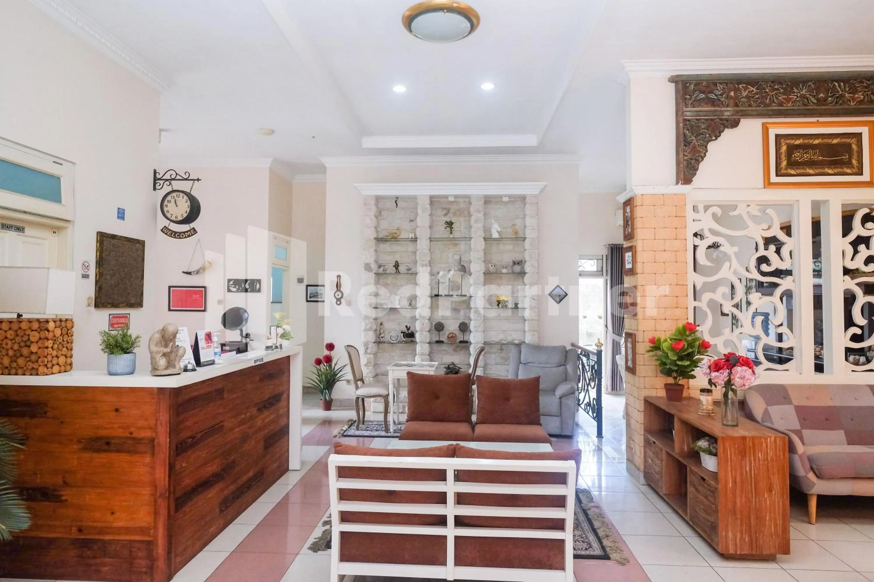 Lobby or reception in Just 11 Boutique Syariah Mitra RedDoorz near UGM Yogyakarta