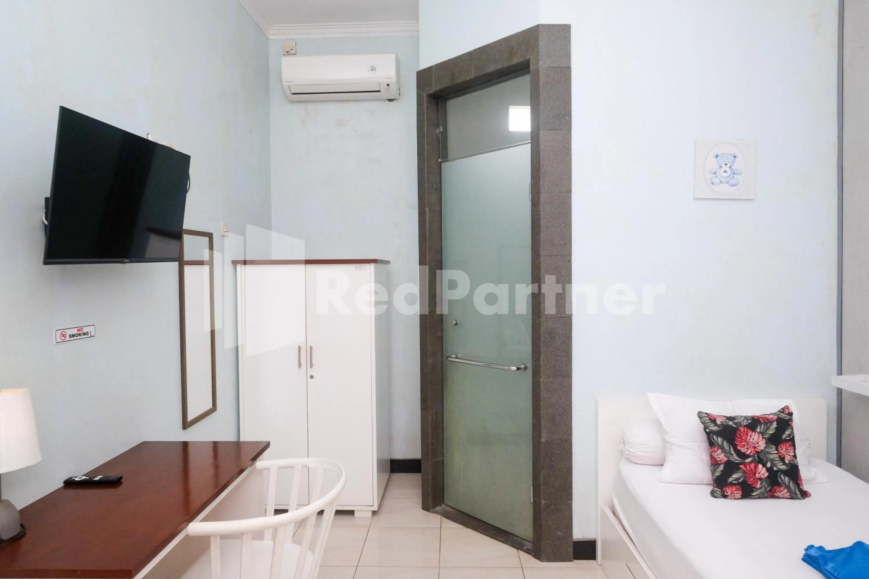 Bed in Just 11 Boutique Syariah Mitra RedDoorz near UGM Yogyakarta