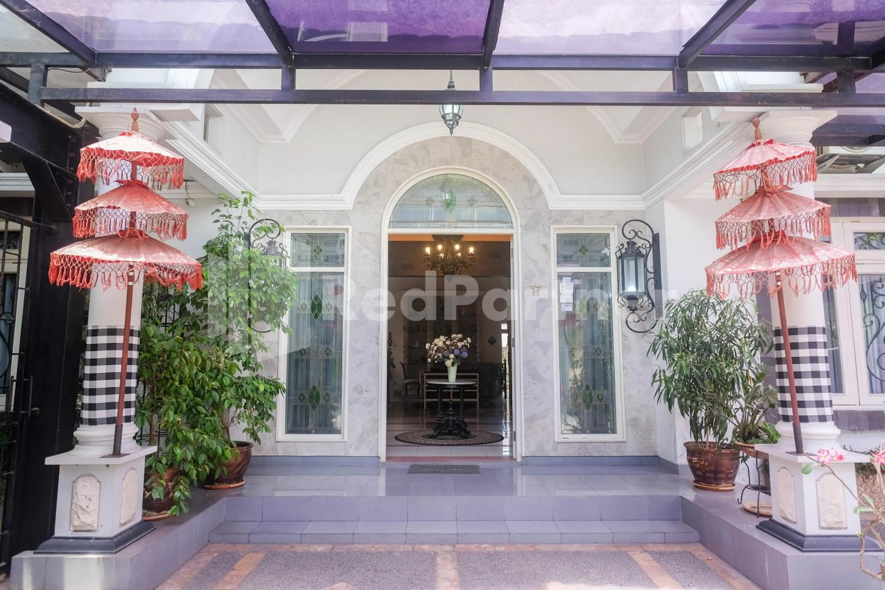 Facade/entrance in Just 11 Boutique Syariah Mitra RedDoorz near UGM Yogyakarta