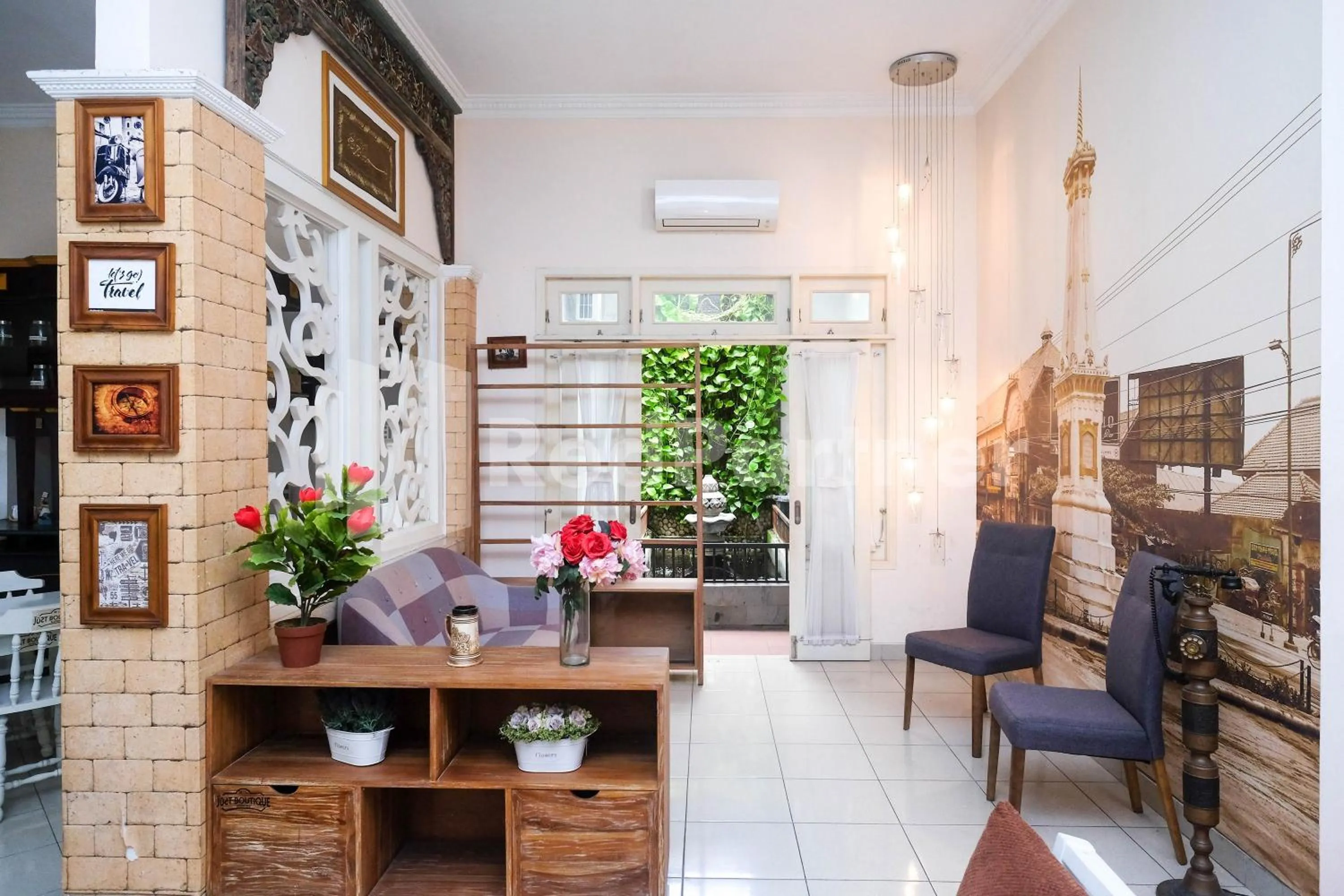 Living room in Just 11 Boutique Syariah Mitra RedDoorz near UGM Yogyakarta