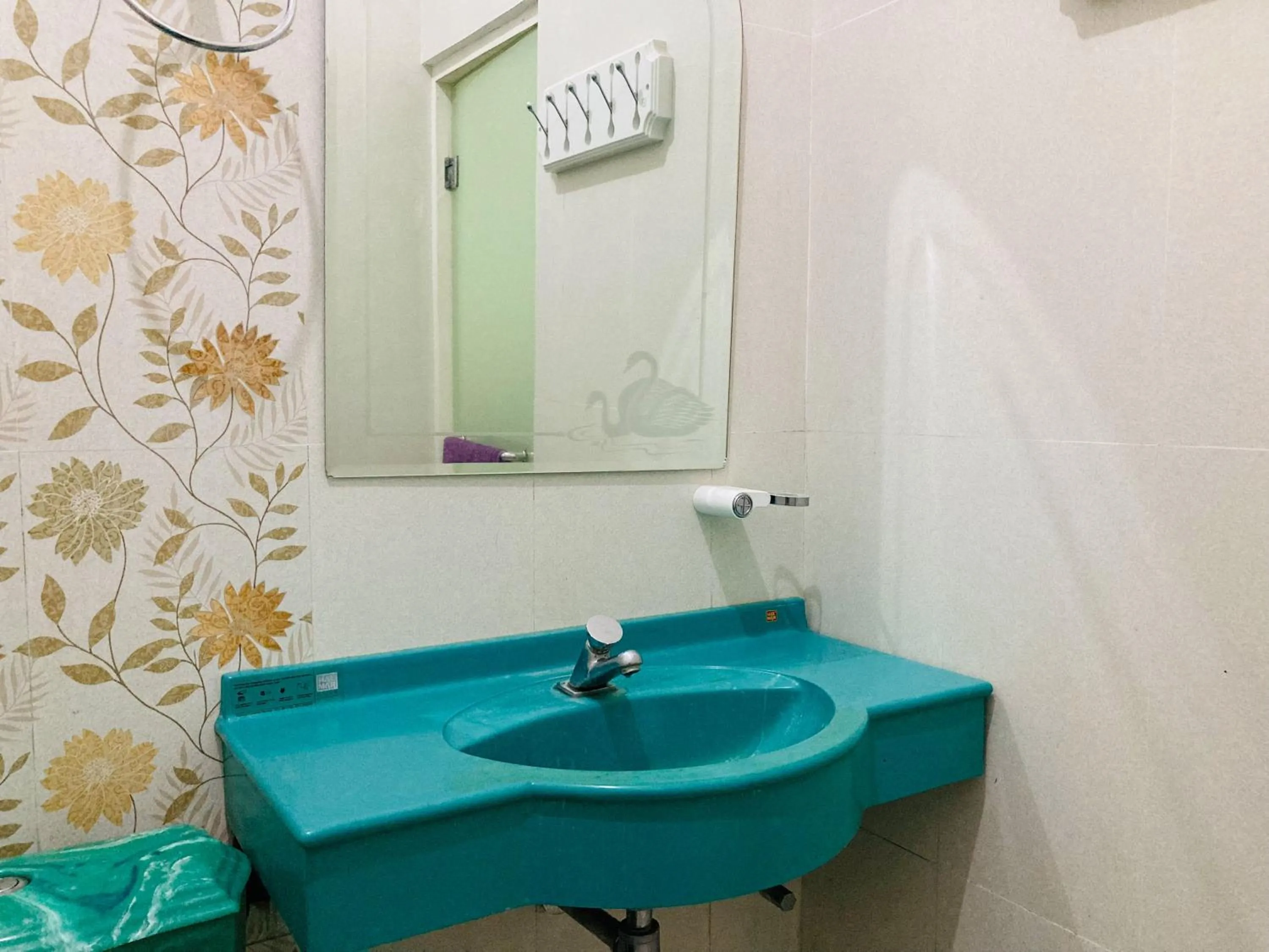 Bathroom in Just 11 Boutique Syariah Mitra RedDoorz near UGM Yogyakarta