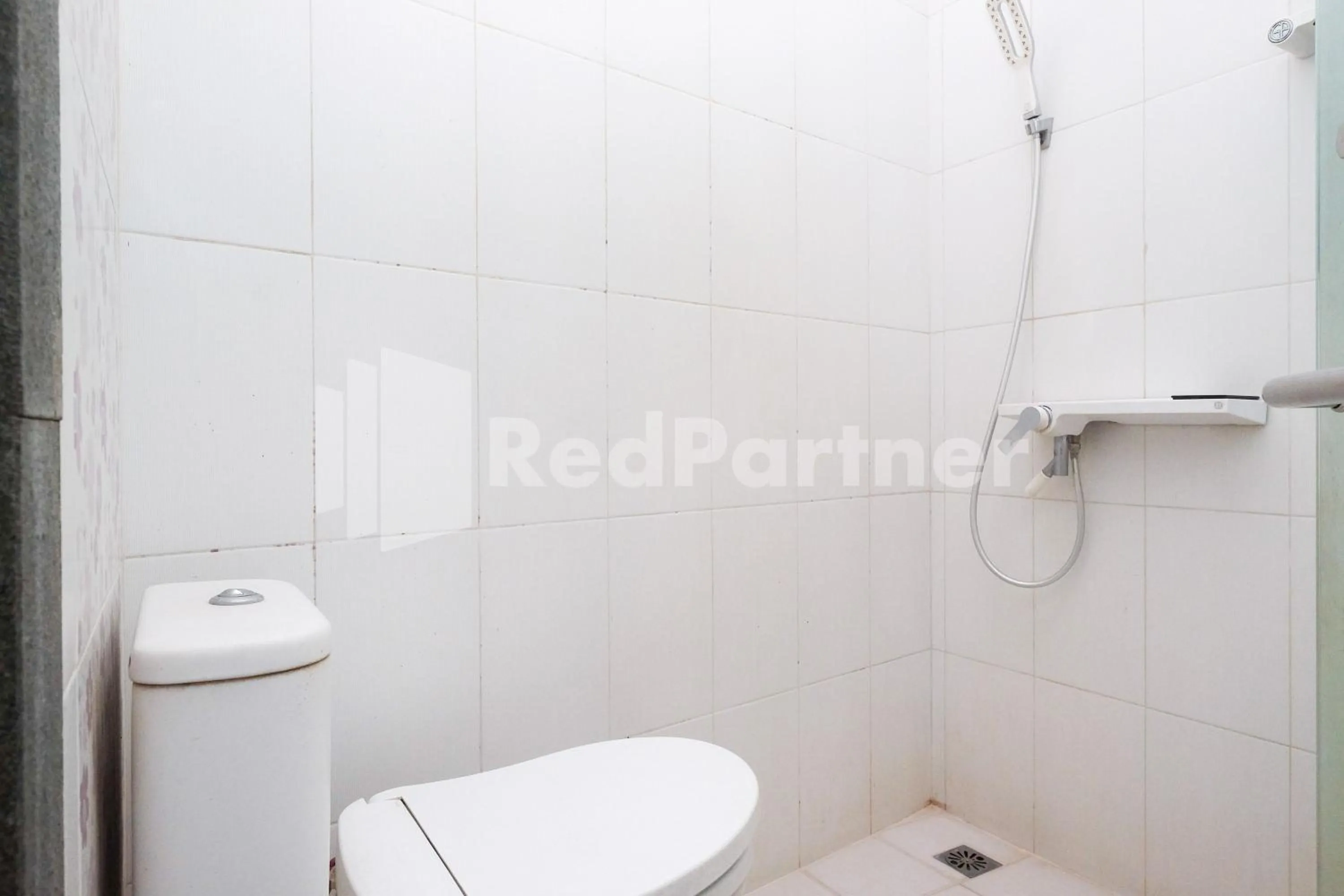 Bathroom in Just 11 Boutique Syariah Mitra RedDoorz near UGM Yogyakarta