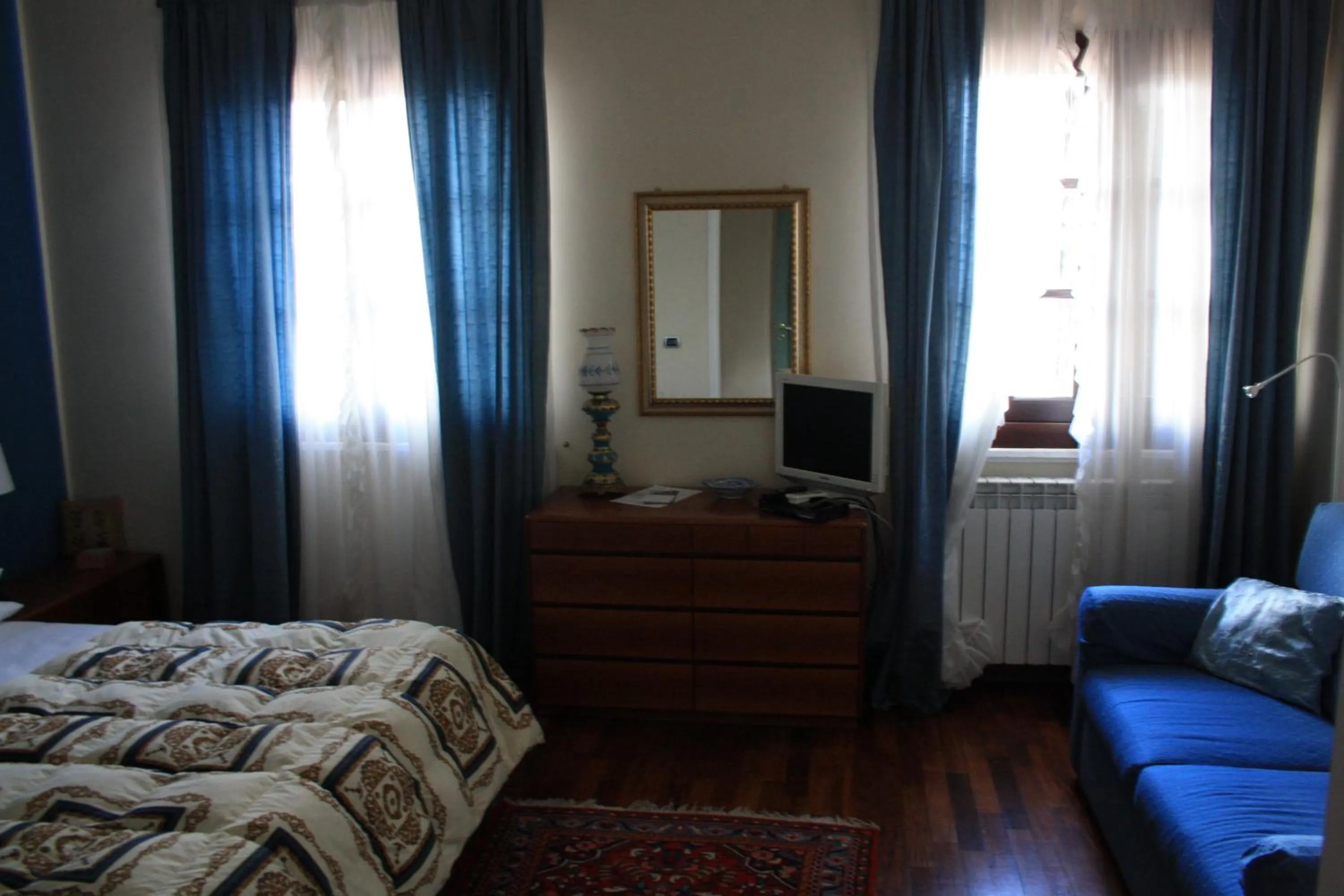 Photo of the whole room, Bed in Villa Clementine