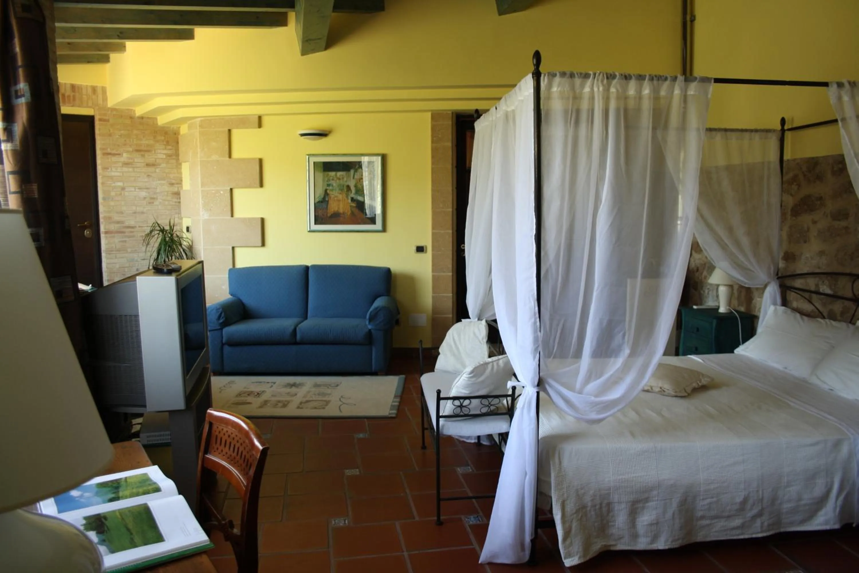 Property building, Bed in Villa Clementine