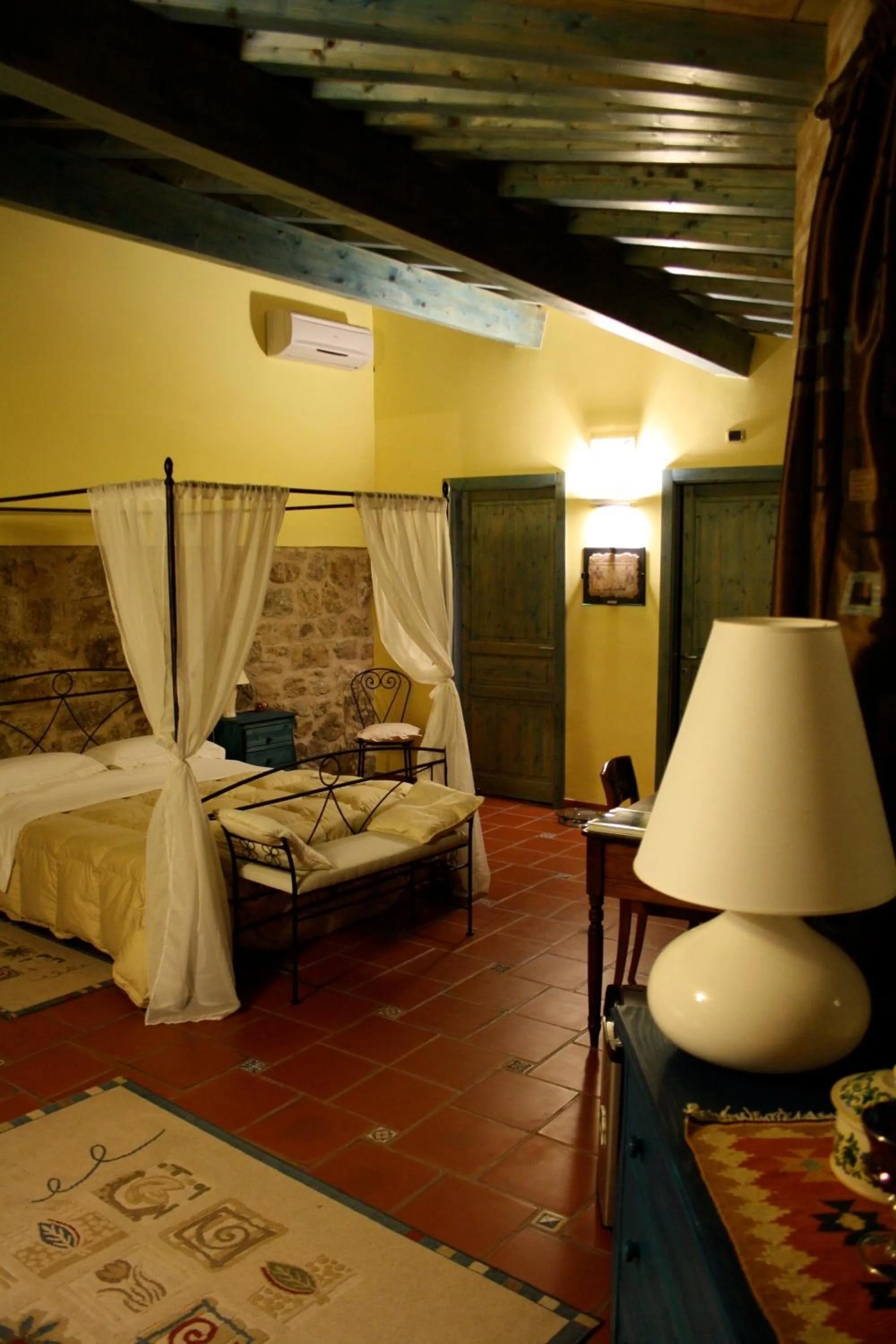 Photo of the whole room, Bed in Villa Clementine