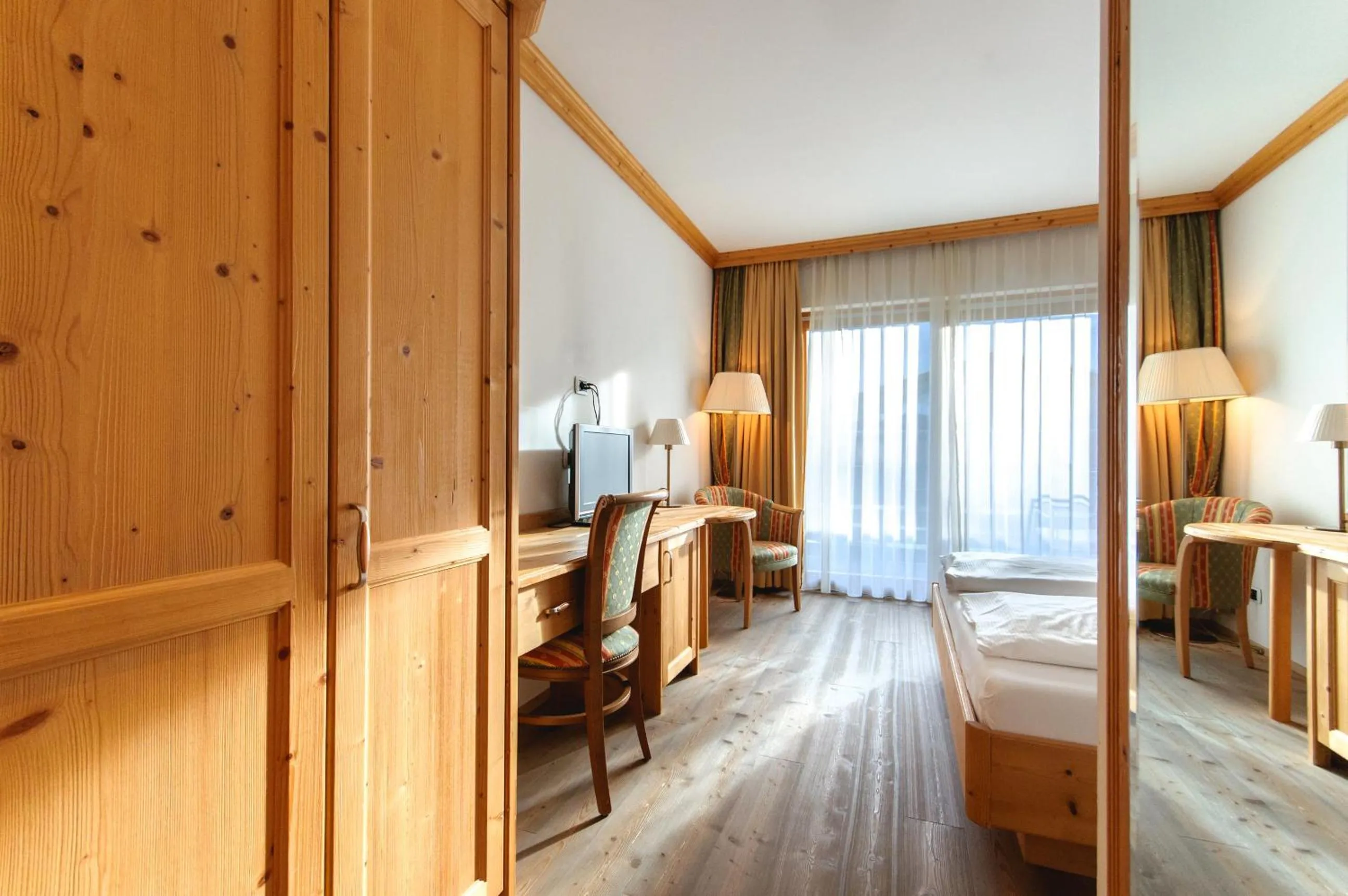 Seating area, Bed in Residence Hotel Alpinum