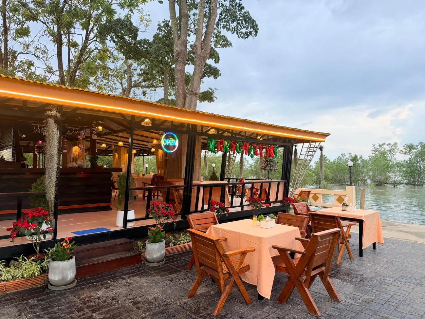 Lounge or bar in Diamond Beach Resort