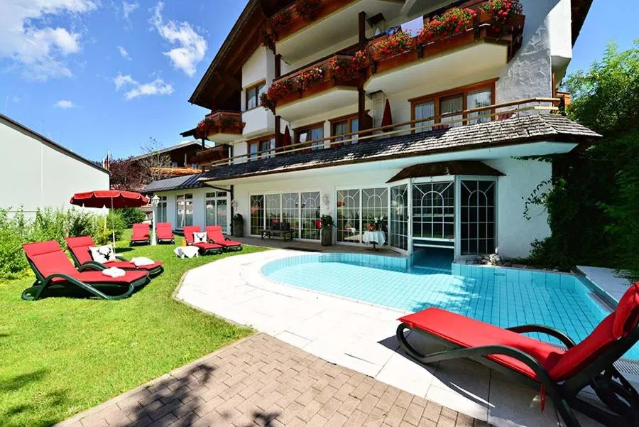 Swimming pool in Hotel Jagdhof