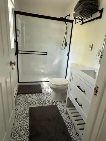 Shower in Cedar Court Inn