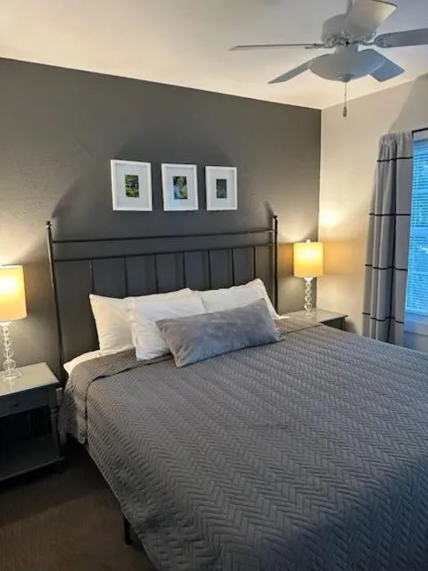 Bed in Cedar Court Inn