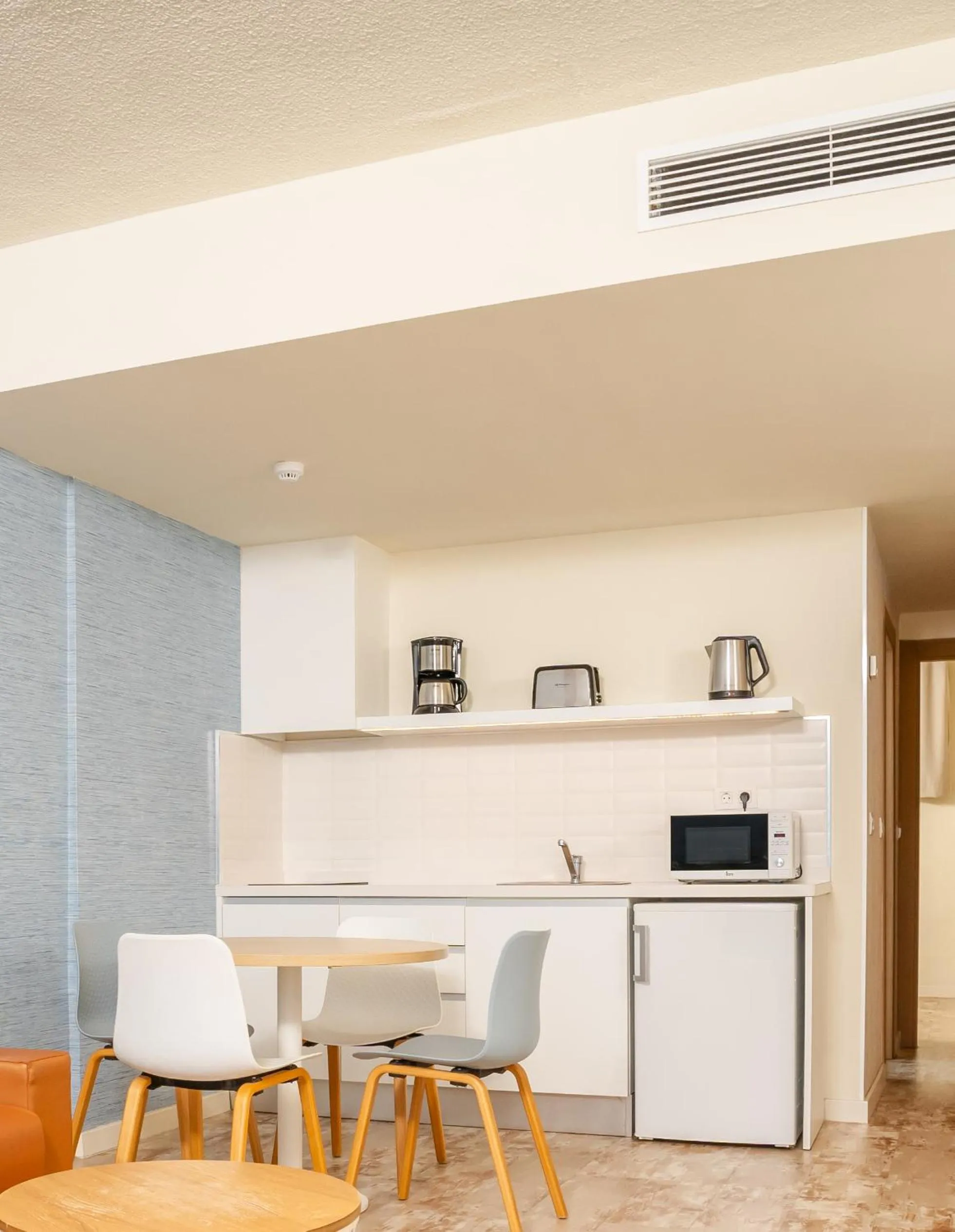 Kitchen or kitchenette in HOVIMA La Pinta Beachfront Family Hotel