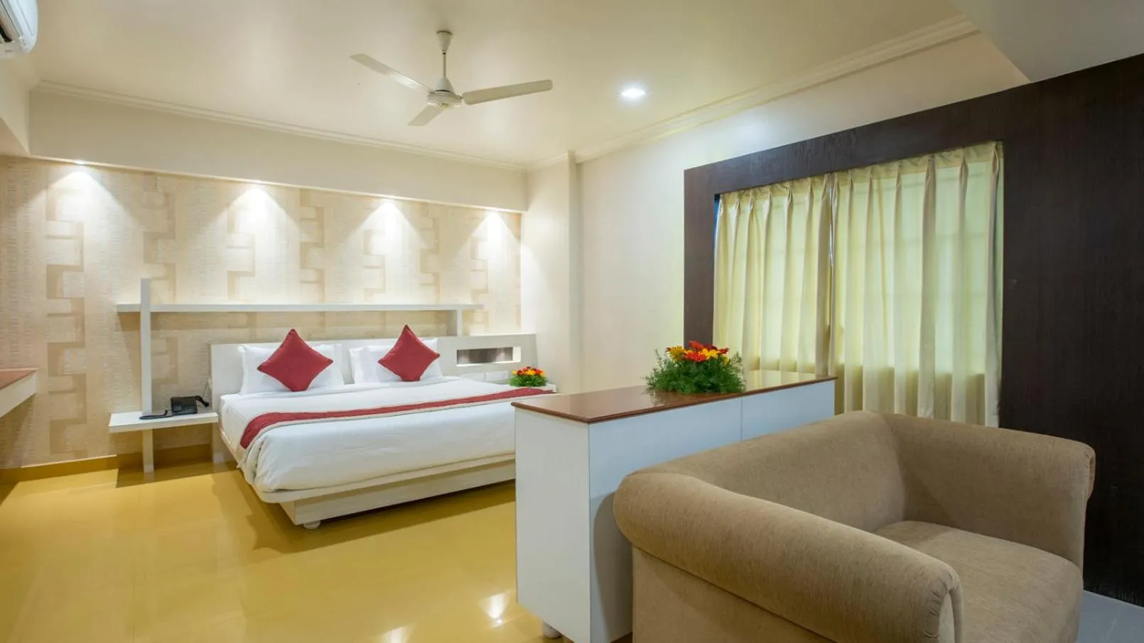 Bed in Sai International Hotel