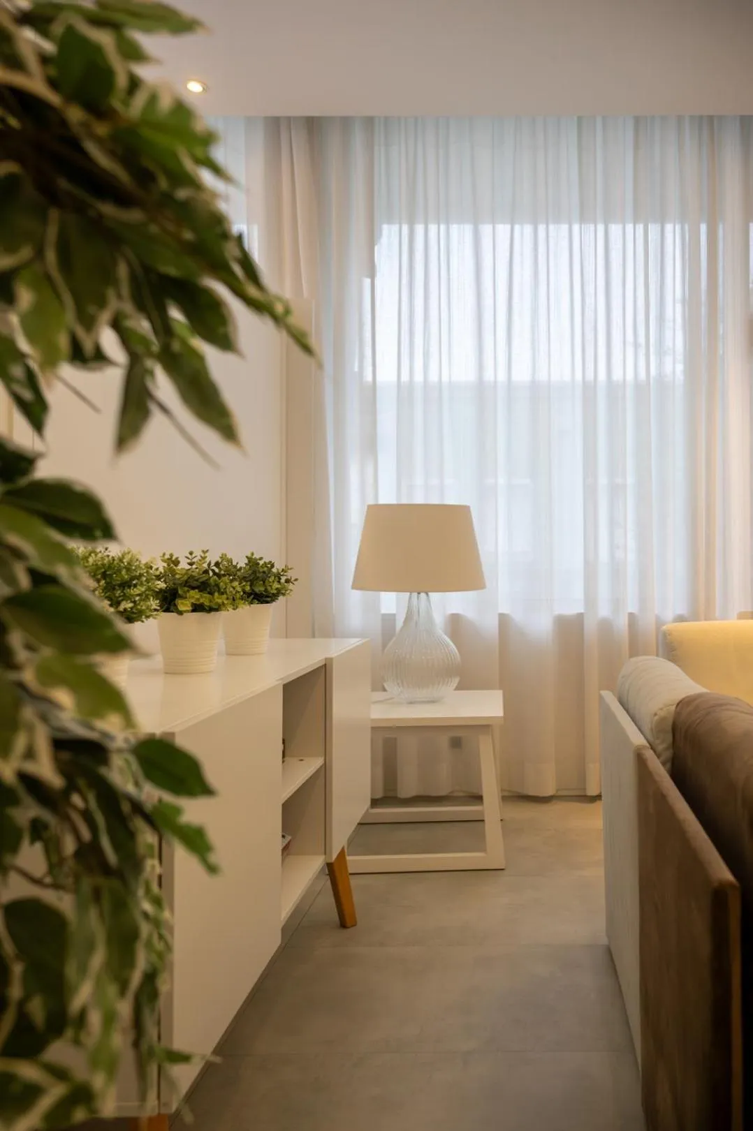 Communal lounge/ TV room, Bed in Hotel Savoy