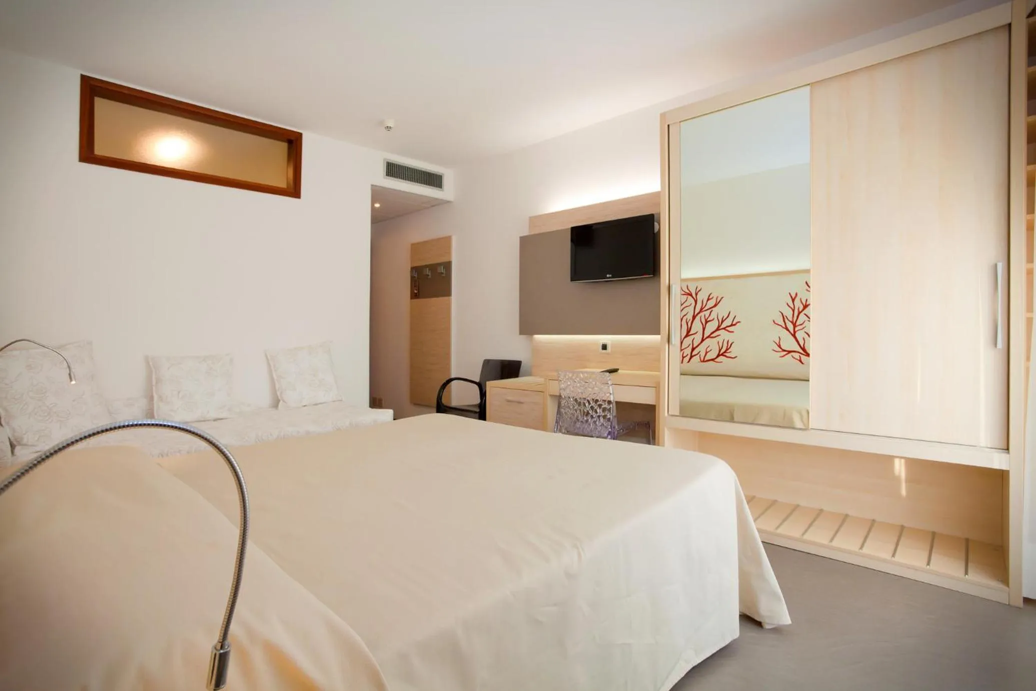 Photo of the whole room, Bed in Hotel Savoy