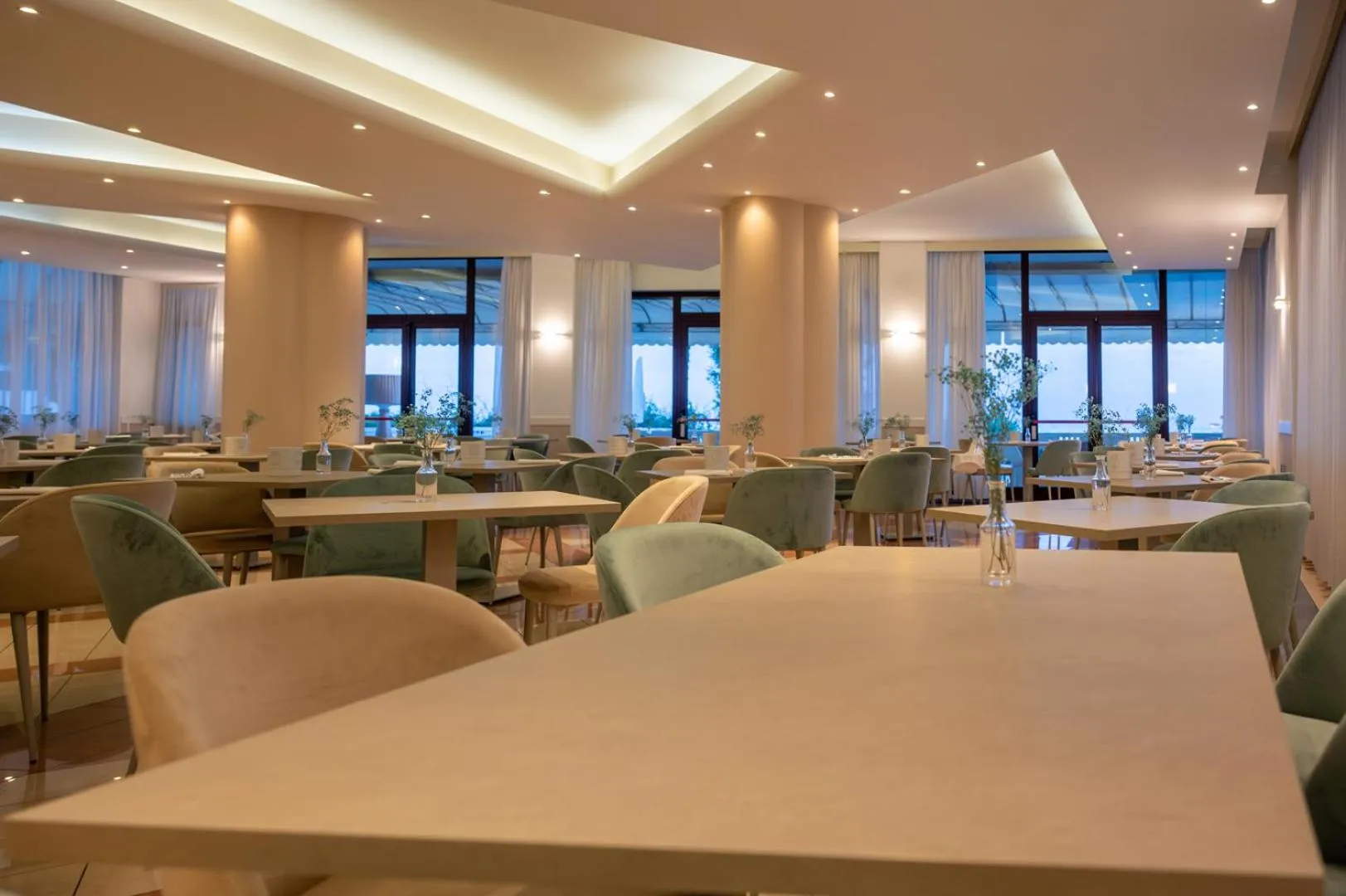 Restaurant/places to eat in Hotel Savoy