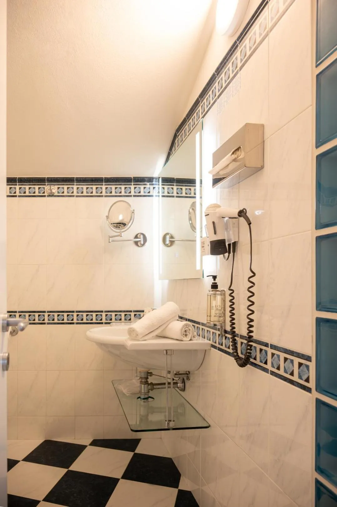 Bathroom in Hotel Savoy